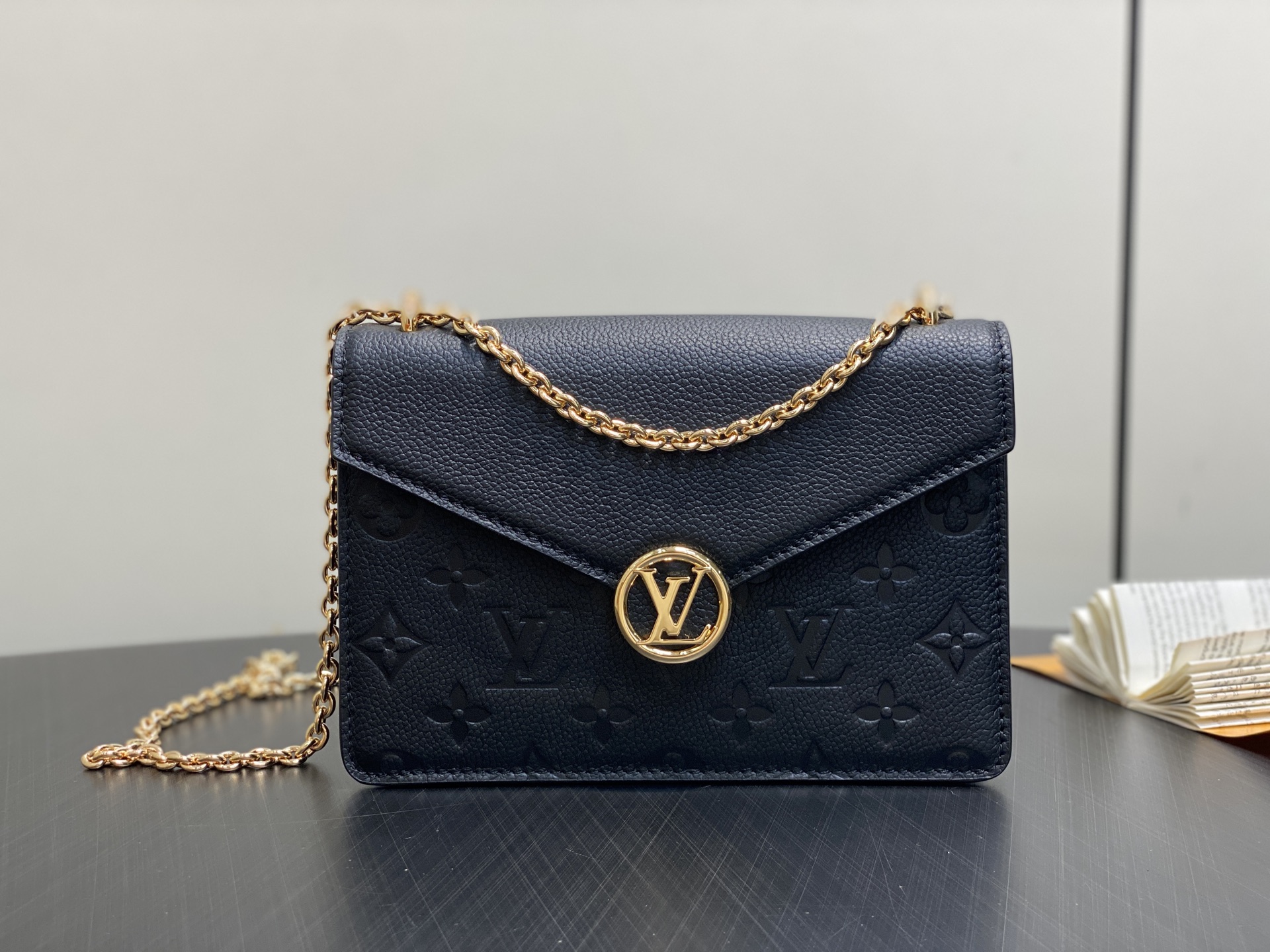 【顶级原单】M13569黑色 全皮压花链条信封包 Portefeuille chaîne Rosy 手袋