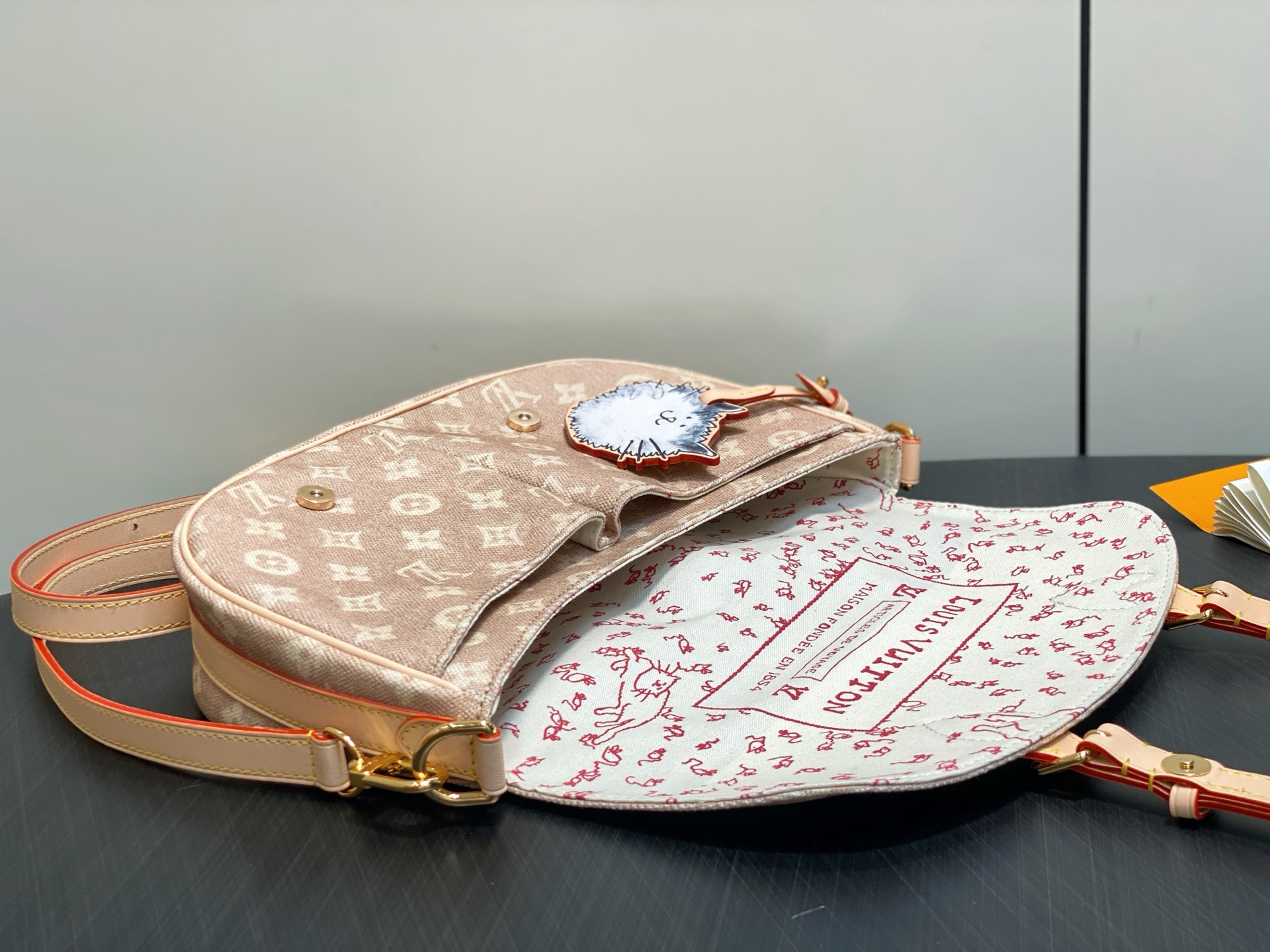 【顶级原单】M15134猫咪 男包邮差包 当季新款 ESCAPE 手袋 Escape 手袋本次瞩目亮相 