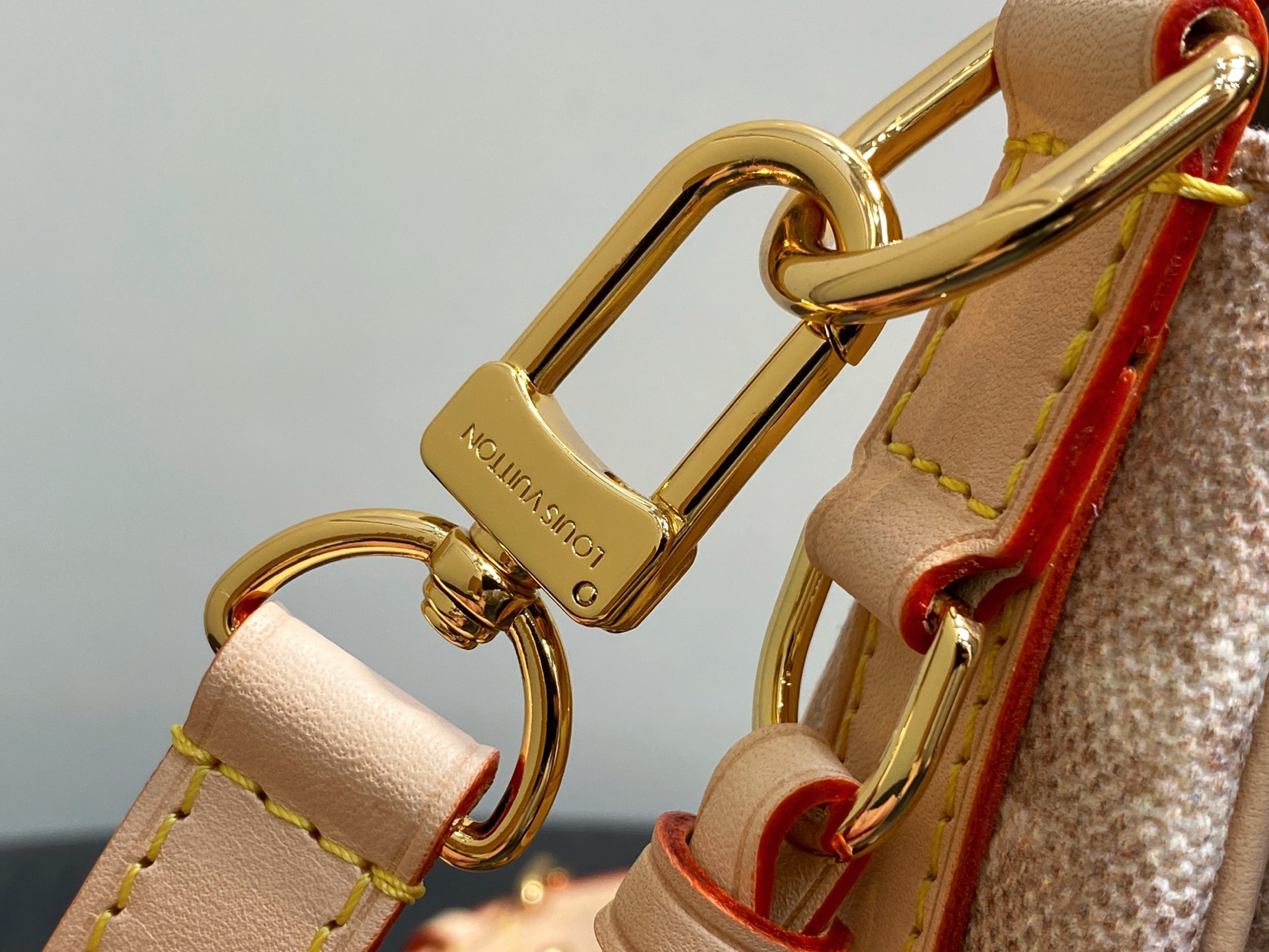 【顶级原单】M15134猫咪 男包邮差包 当季新款 ESCAPE 手袋 Escape 手袋本次瞩目亮相 