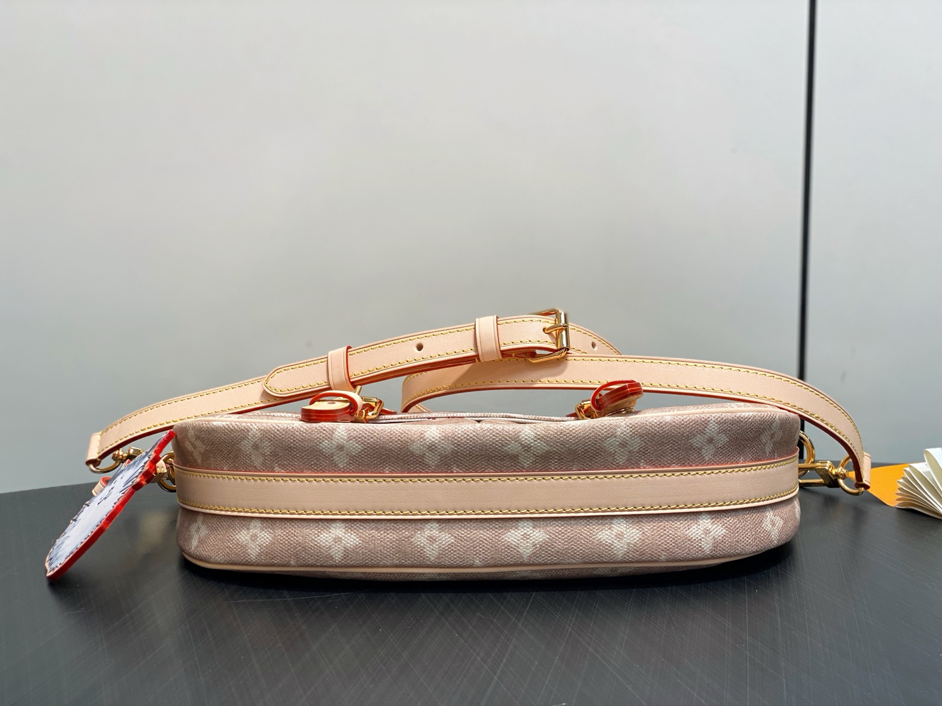 【顶级原单】M15134猫咪 男包邮差包 当季新款 ESCAPE 手袋 Escape 手袋本次瞩目亮相 