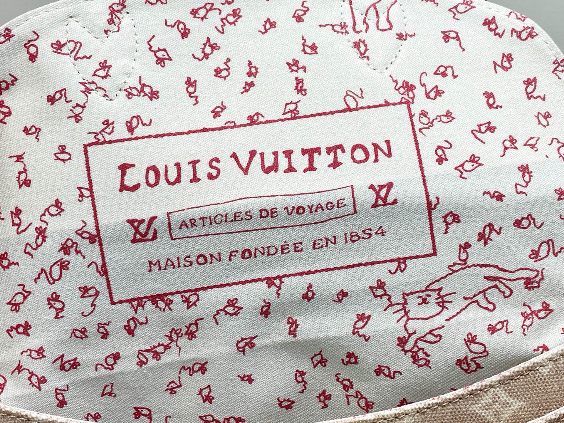 【顶级原单】M15134猫咪 男包邮差包 当季新款 ESCAPE 手袋 Escape 手袋本次瞩目亮相 