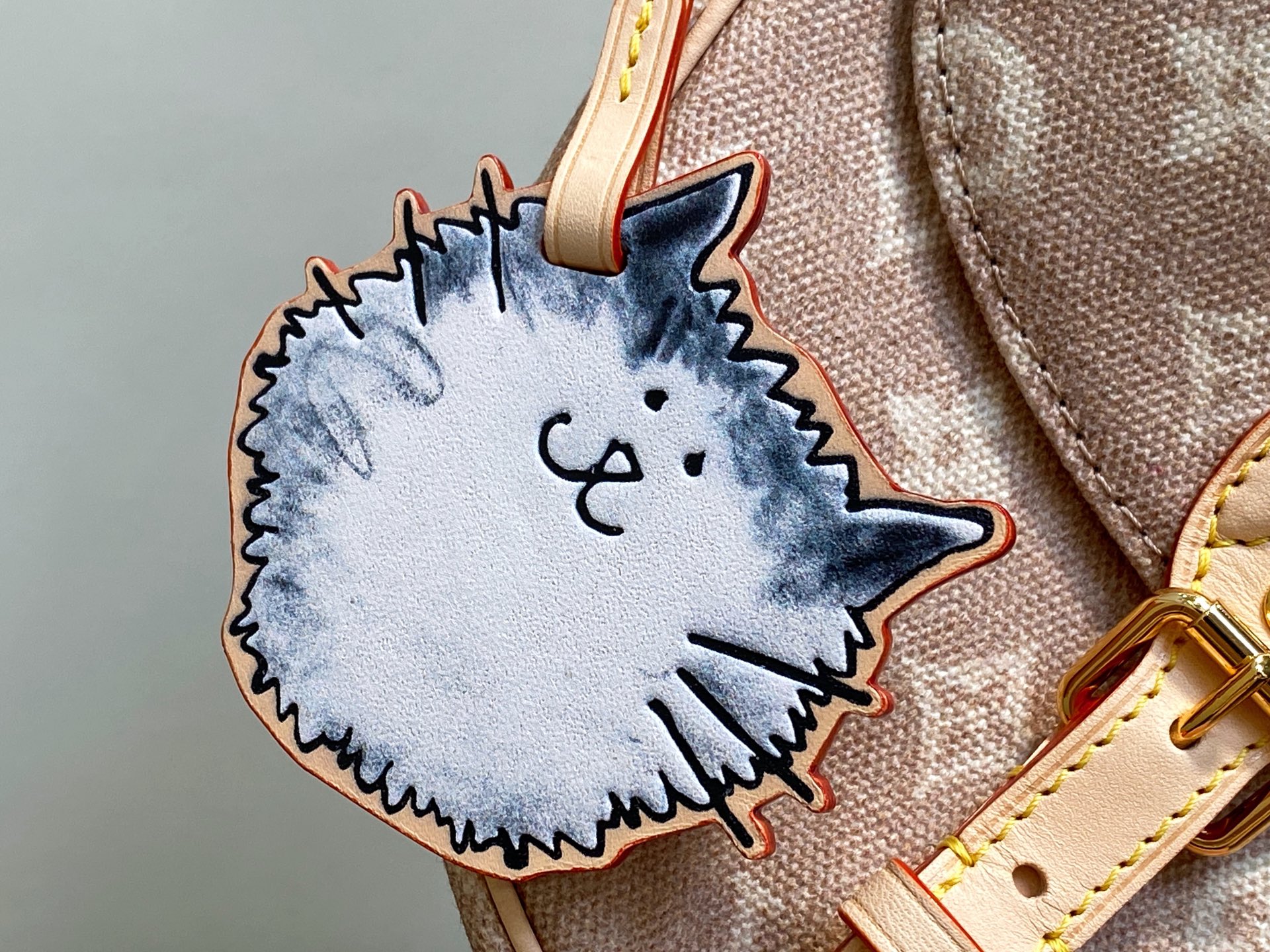 【顶级原单】M15134猫咪 男包邮差包 当季新款 ESCAPE 手袋 Escape 手袋本次瞩目亮相 