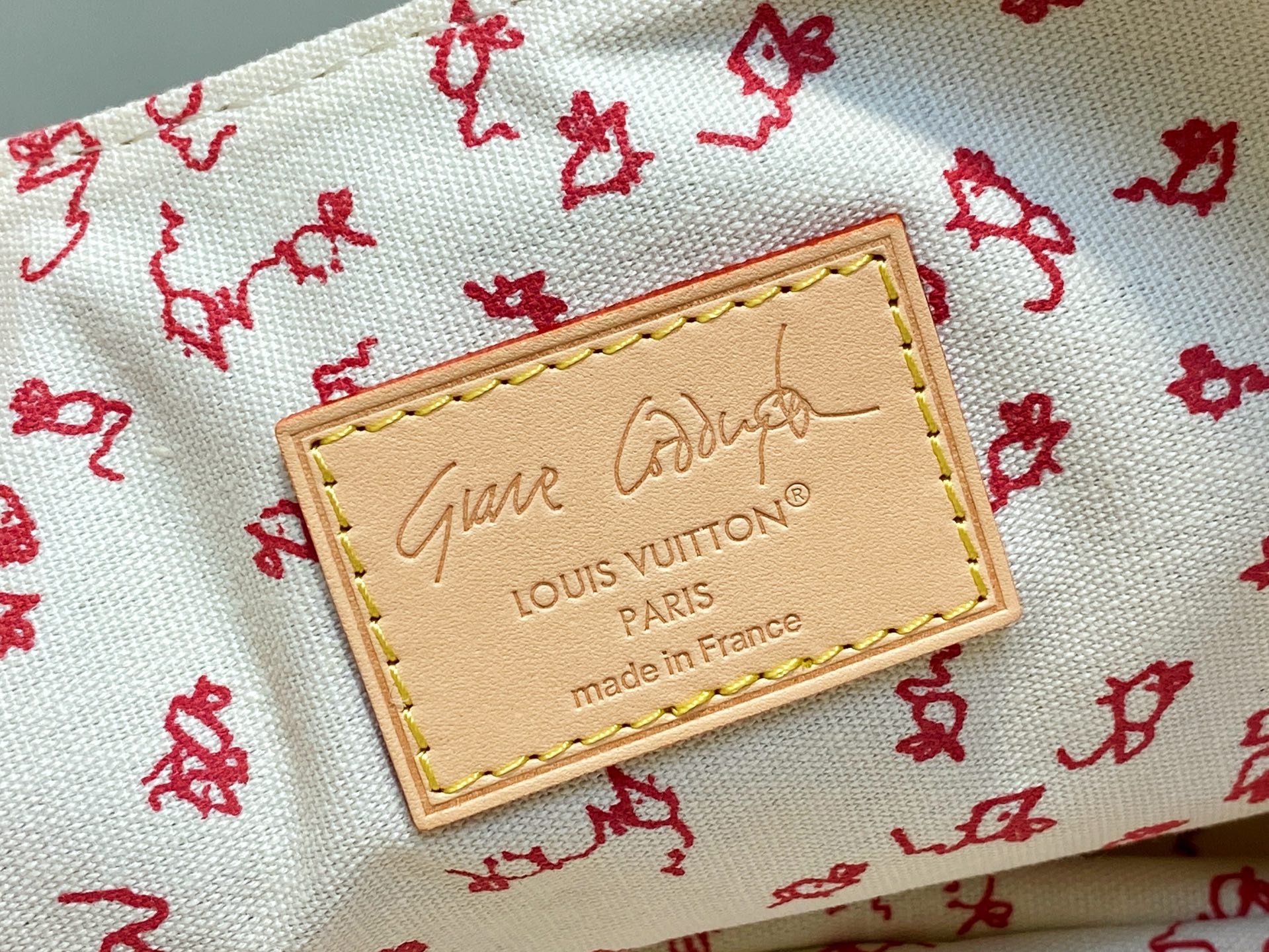 【顶级原单】M15134猫咪 男包邮差包 当季新款 ESCAPE 手袋 Escape 手袋本次瞩目亮相 