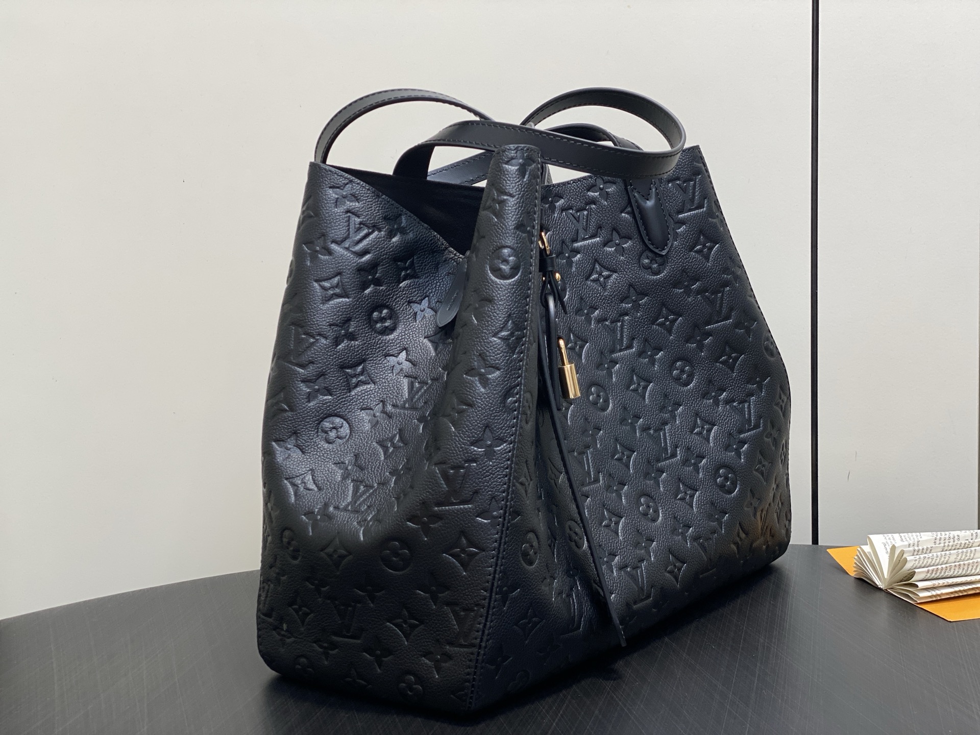 【顶级原单】M25860黑色 全皮压花购物袋 All Ln One 中号手袋 M25888枣红色 本款 