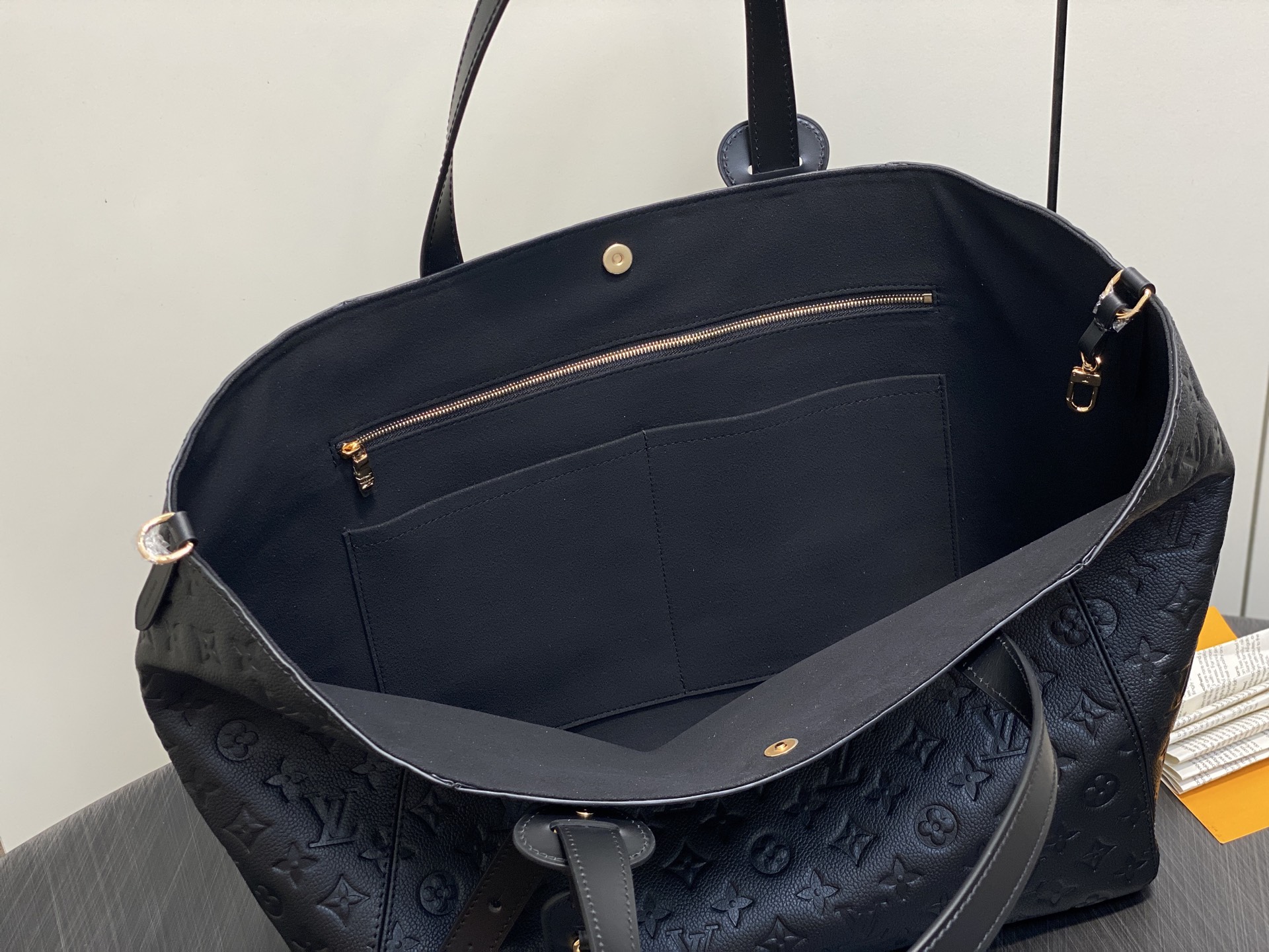 【顶级原单】M25860黑色 全皮压花购物袋 All Ln One 中号手袋 M25888枣红色 本款 