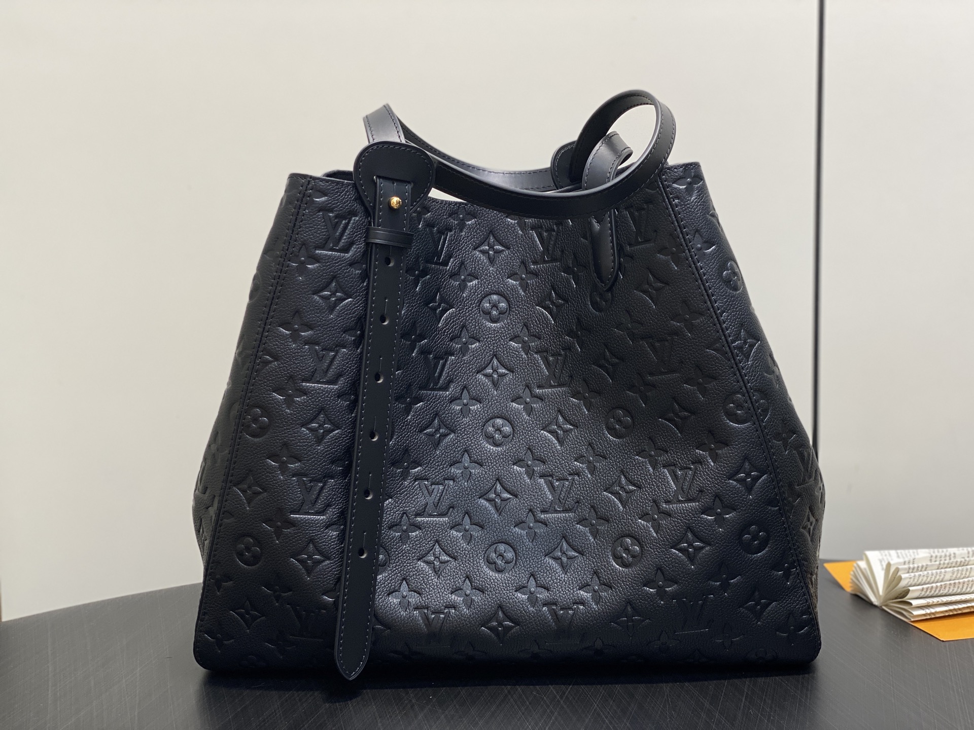 【顶级原单】M25860黑色 全皮压花购物袋 All Ln One 中号手袋 M25888枣红色 本款 