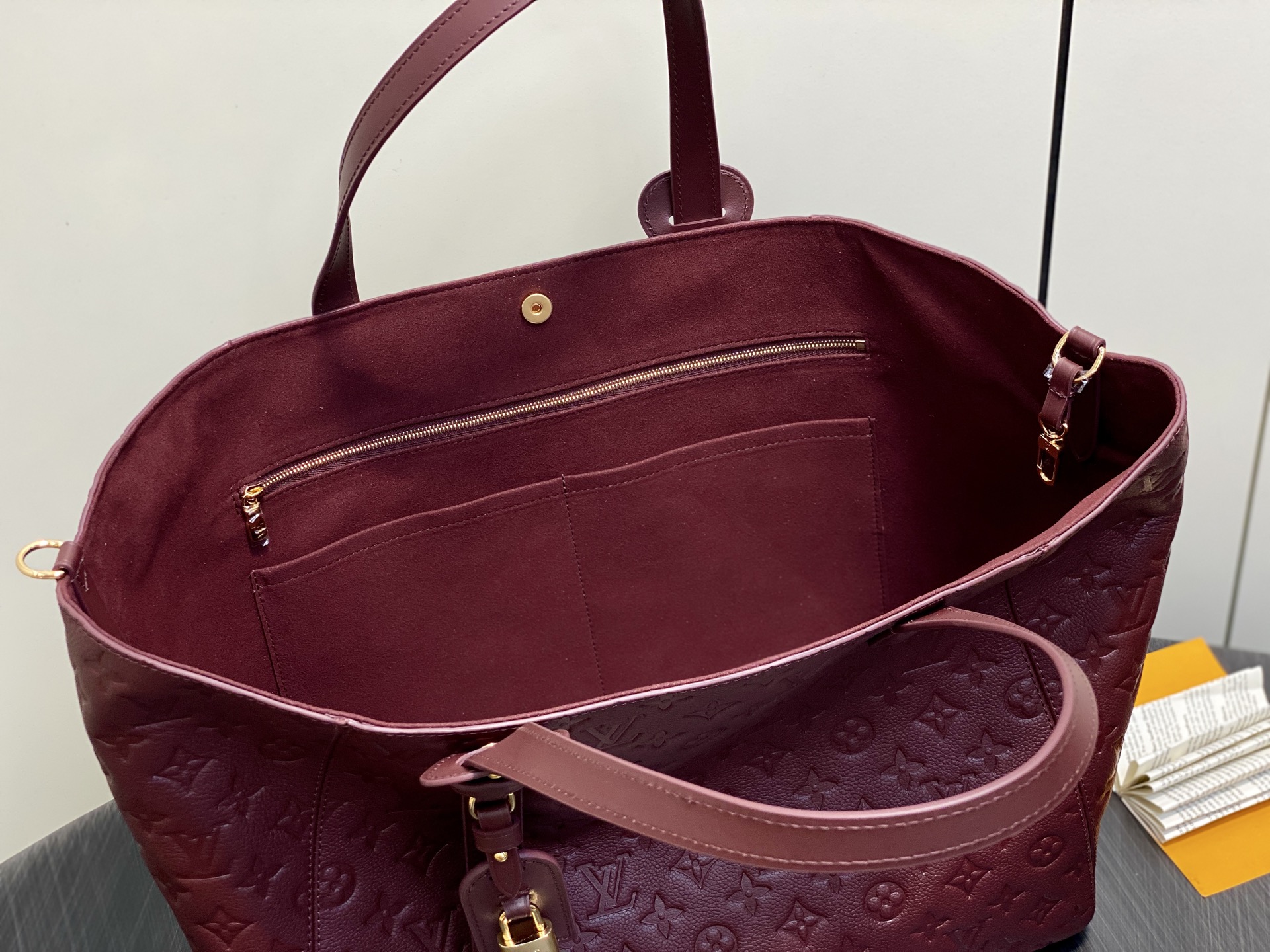 【顶级原单】M25860枣红色 全皮压花购物袋 All Ln One 中号手袋 M25888枣红色 M2