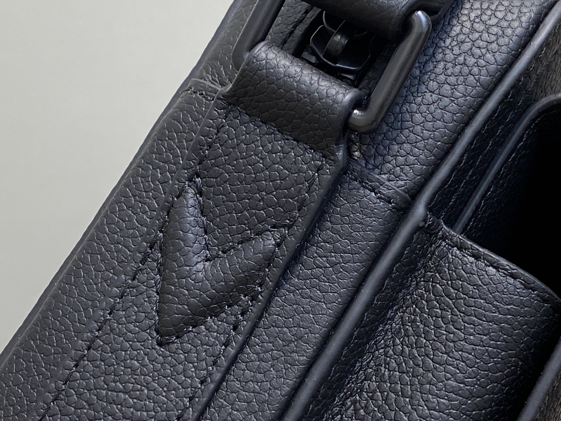 【顶级原单】M15265黑色 全皮男包邮差包 BOARDING 邮差包 Boarding 邮差包取材轻质