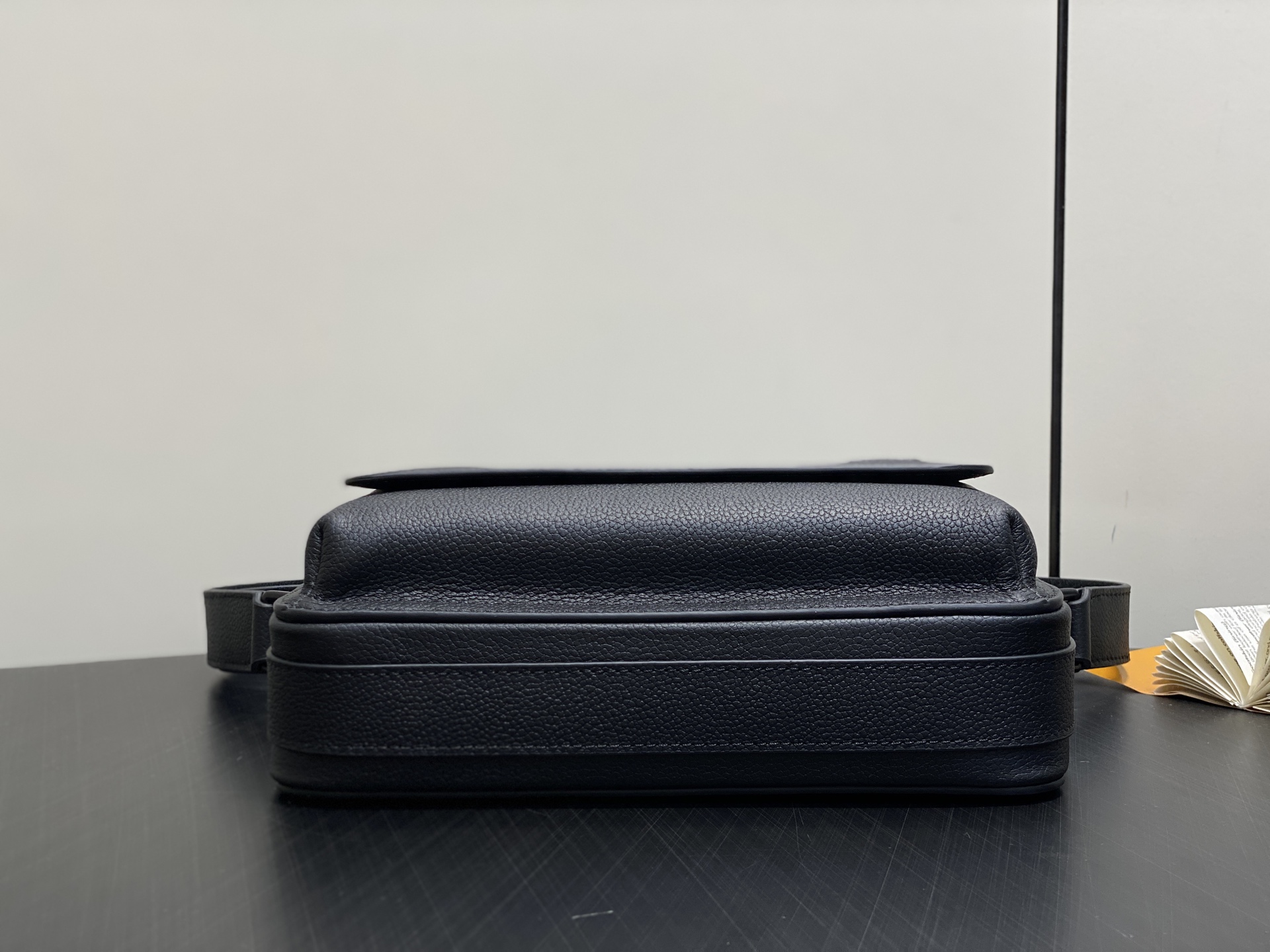 【顶级原单】M15265黑色 全皮男包邮差包 BOARDING 邮差包 Boarding 邮差包取材轻质