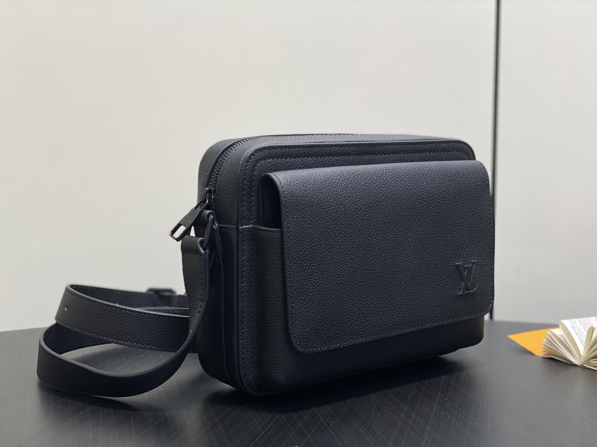 【顶级原单】M15265黑色 全皮男包邮差包 BOARDING 邮差包 Boarding 邮差包取材轻质