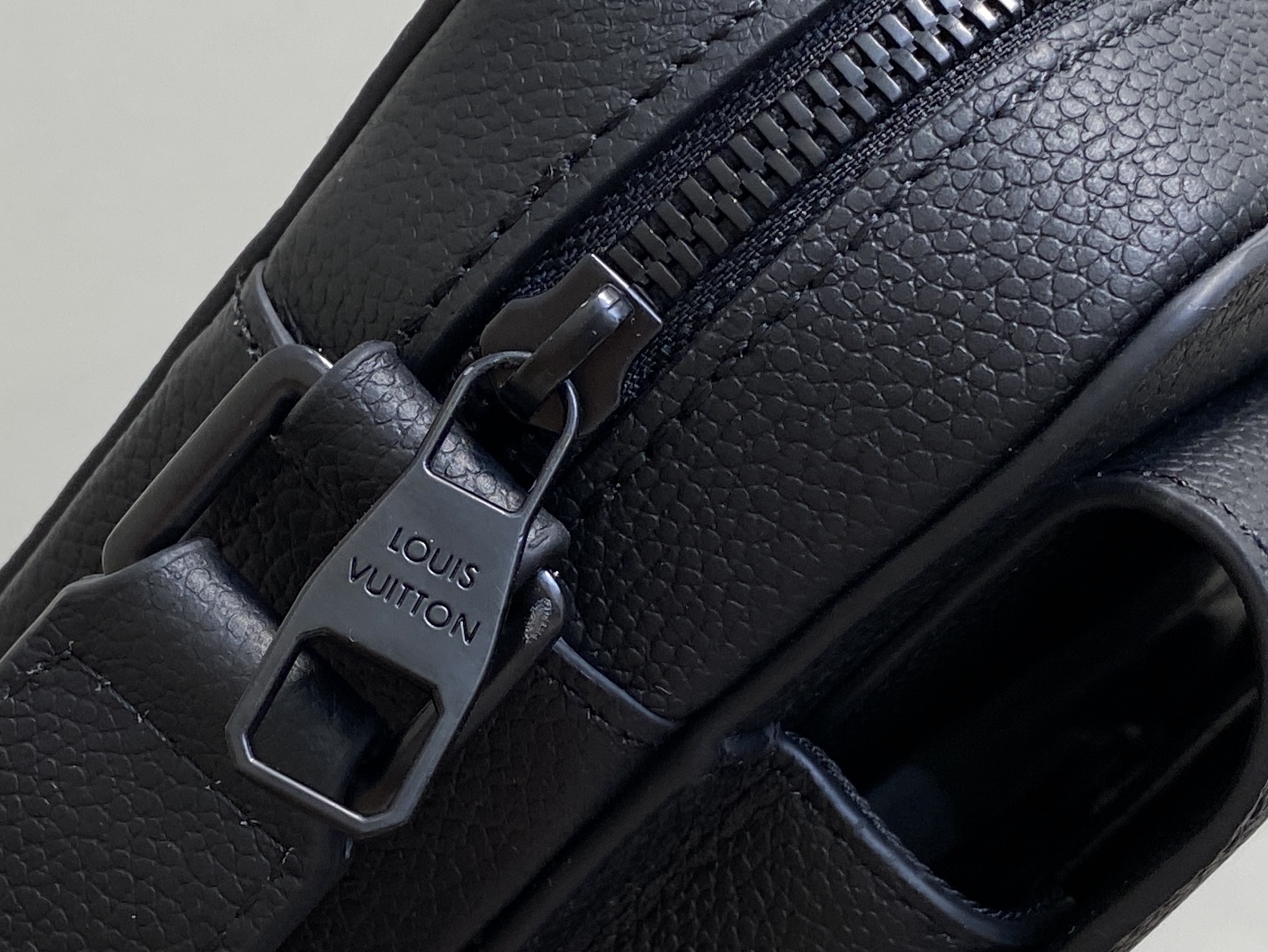 【顶级原单】M15265黑色 全皮男包邮差包 BOARDING 邮差包 Boarding 邮差包取材轻质