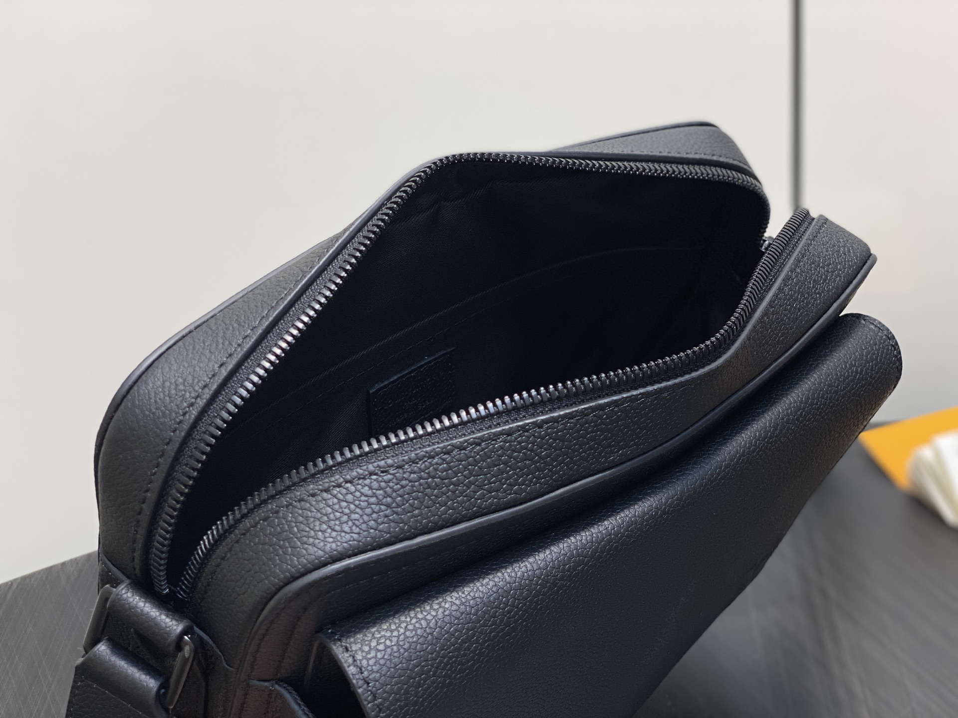 【顶级原单】M15265黑色 全皮男包邮差包 BOARDING 邮差包 Boarding 邮差包取材轻质