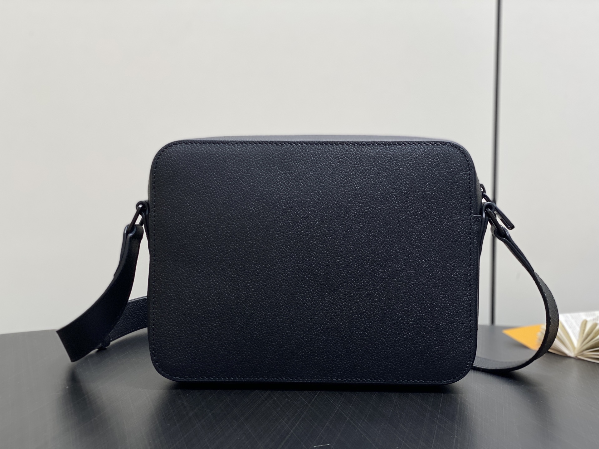 【顶级原单】M15265黑色 全皮男包邮差包 BOARDING 邮差包 Boarding 邮差包取材轻质