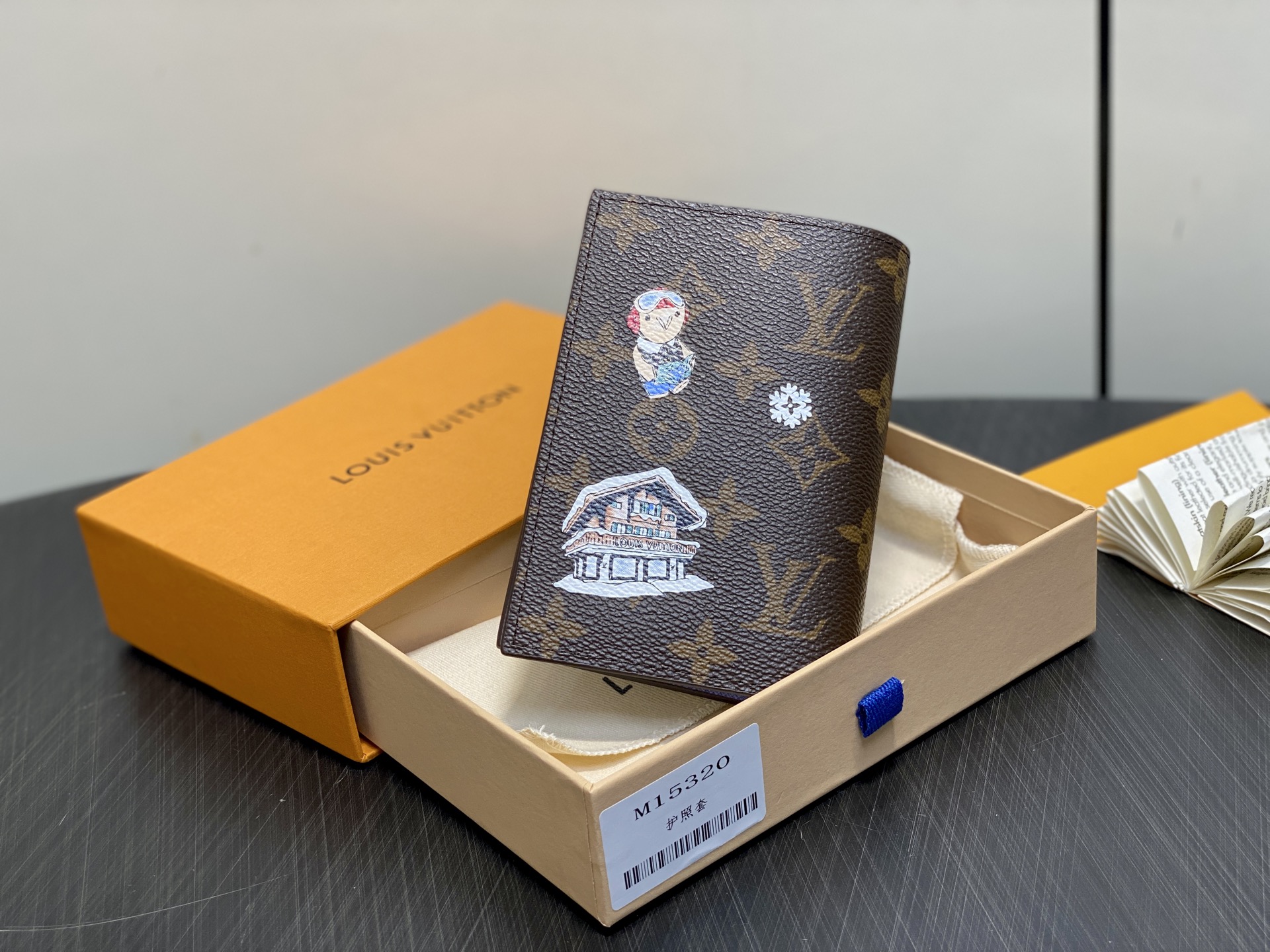 【顶级原单】M15320丝印 圣诞款护照套护照夹 新款 护照封面护照套 比比恩冬季旅行系列展示的愉快的护