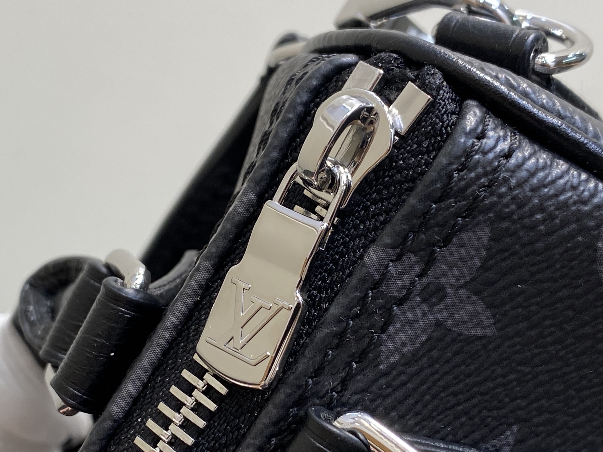 【顶级原单】M26573黑花 迷你speedy枕头包 本款 Nano Speedy 手袋 采用帆布塑造玲