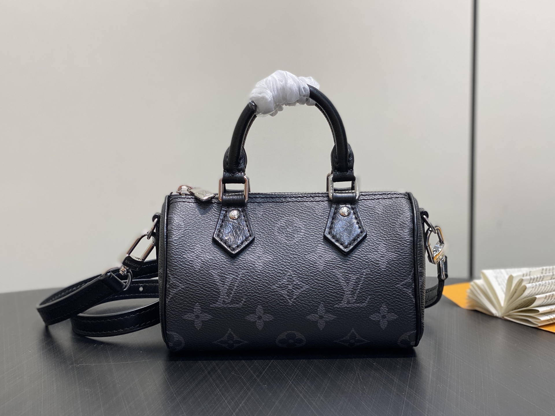 【顶级原单】M26573黑花 迷你speedy枕头包 本款 Nano Speedy 手袋 采用帆布塑造玲