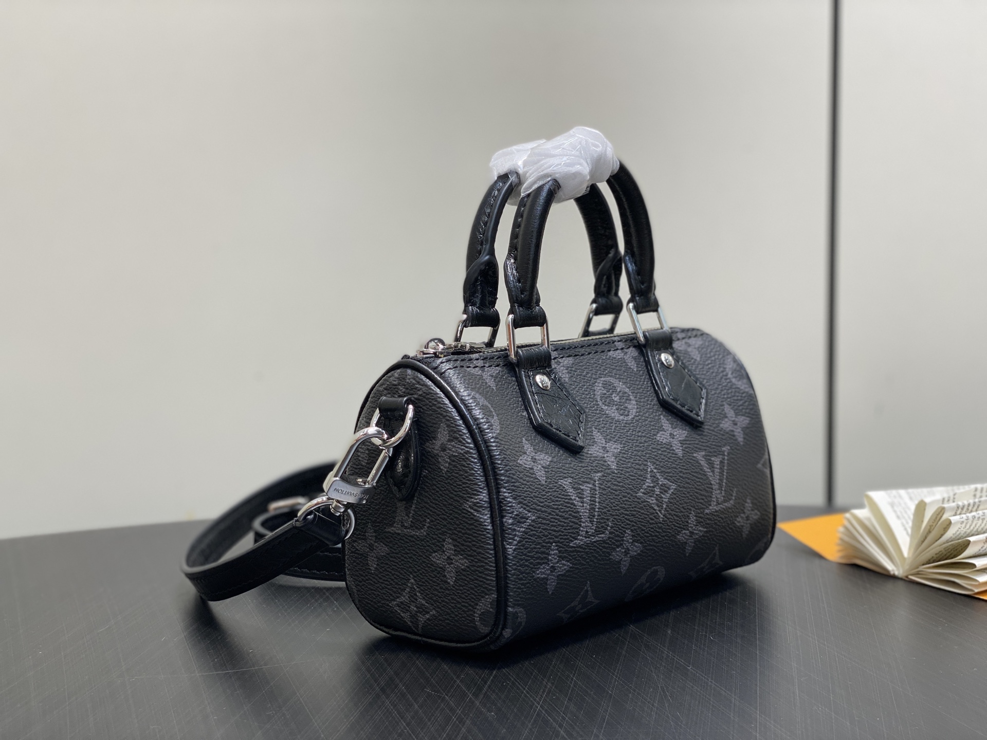 【顶级原单】M26573黑花 迷你speedy枕头包 本款 Nano Speedy 手袋 采用帆布塑造玲