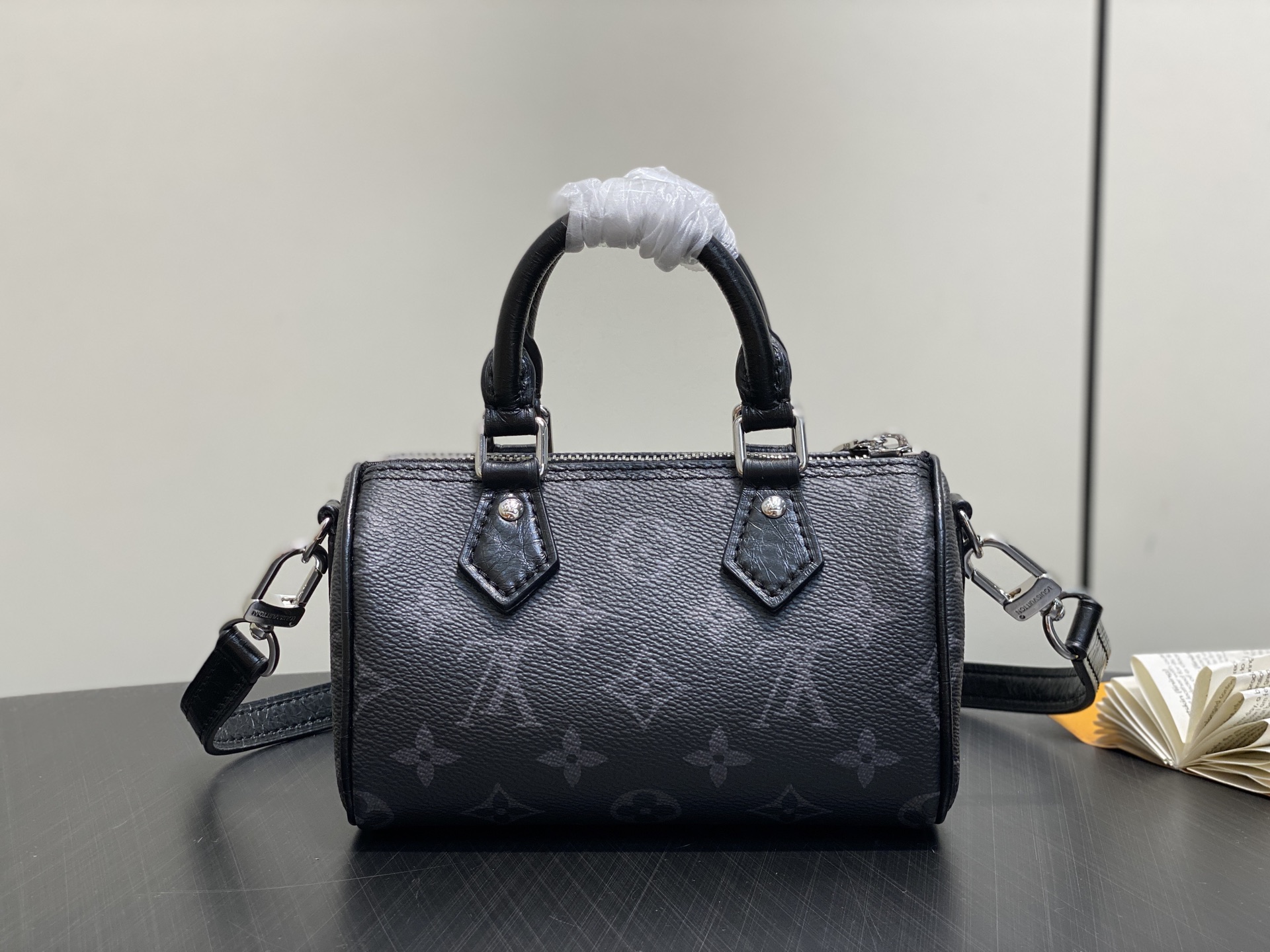 【顶级原单】M26573黑花 迷你speedy枕头包 本款 Nano Speedy 手袋 采用帆布塑造玲