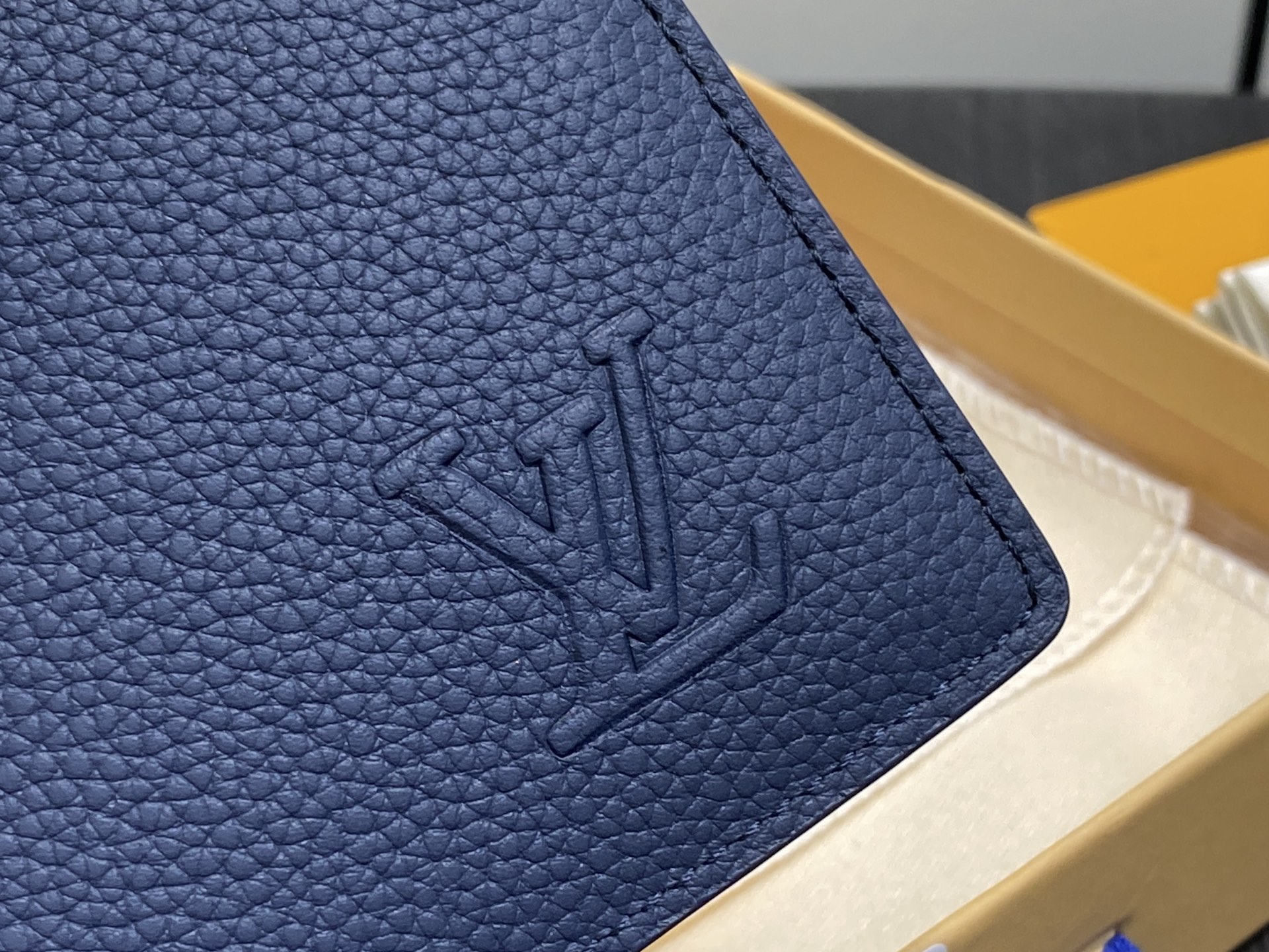 【顶级原单】M25983宝蓝 荔枝纹全皮短款西装夹 Multiple wallet 钱包 采用柔韧且耐用