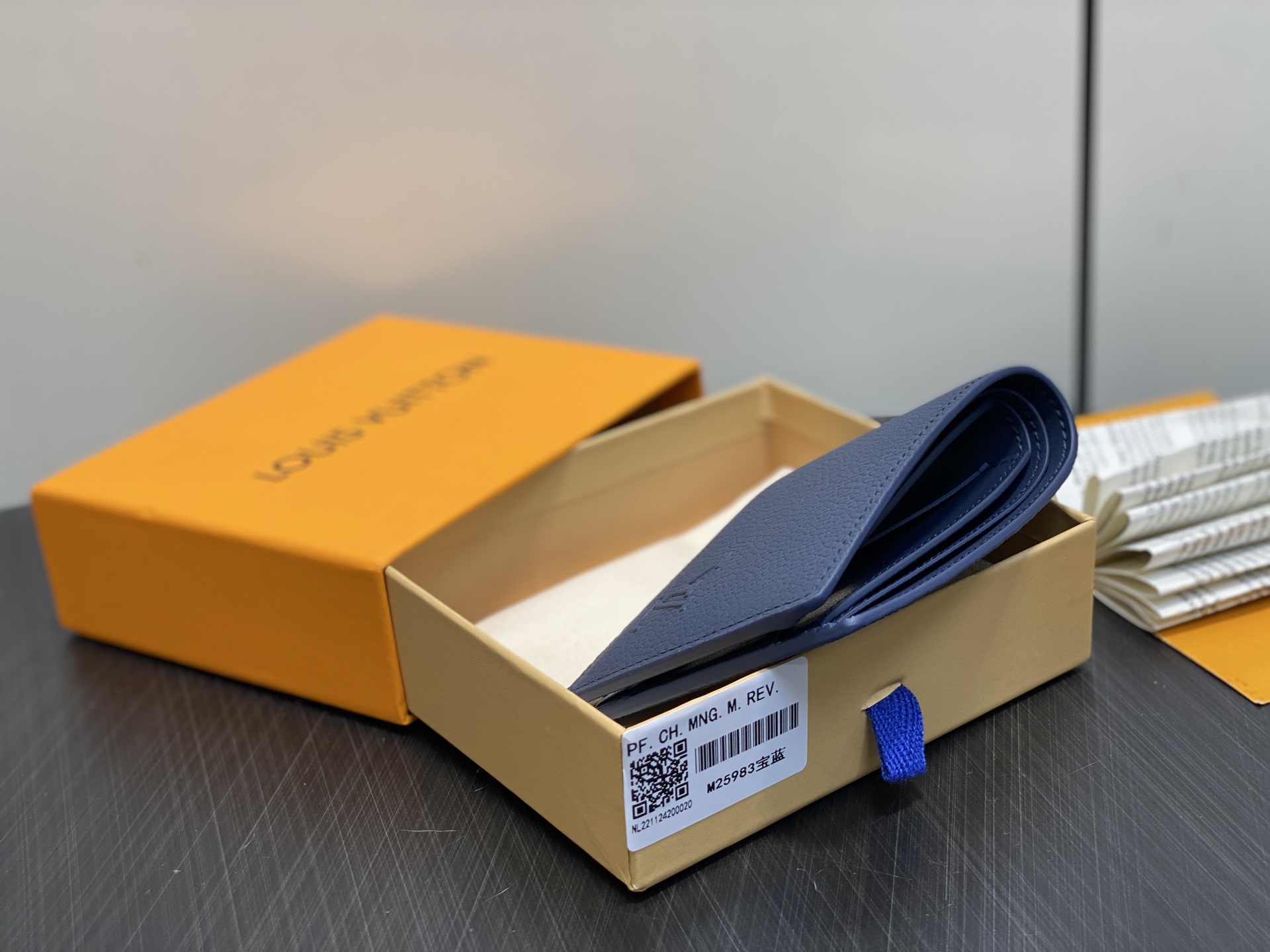 【顶级原单】M25983宝蓝 荔枝纹全皮短款西装夹 Multiple wallet 钱包 采用柔韧且耐用