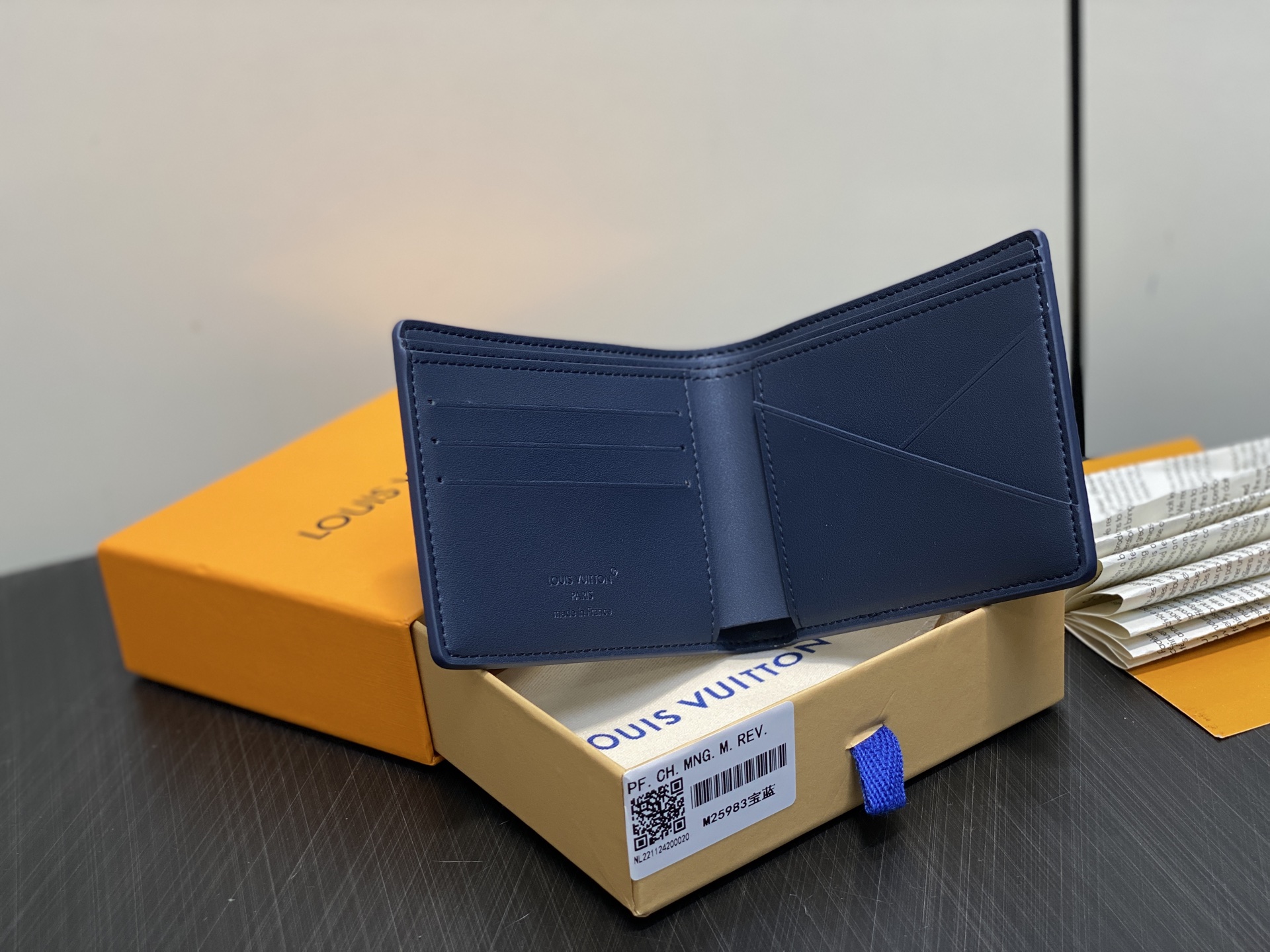 【顶级原单】M25983宝蓝 荔枝纹全皮短款西装夹 Multiple wallet 钱包 采用柔韧且耐用