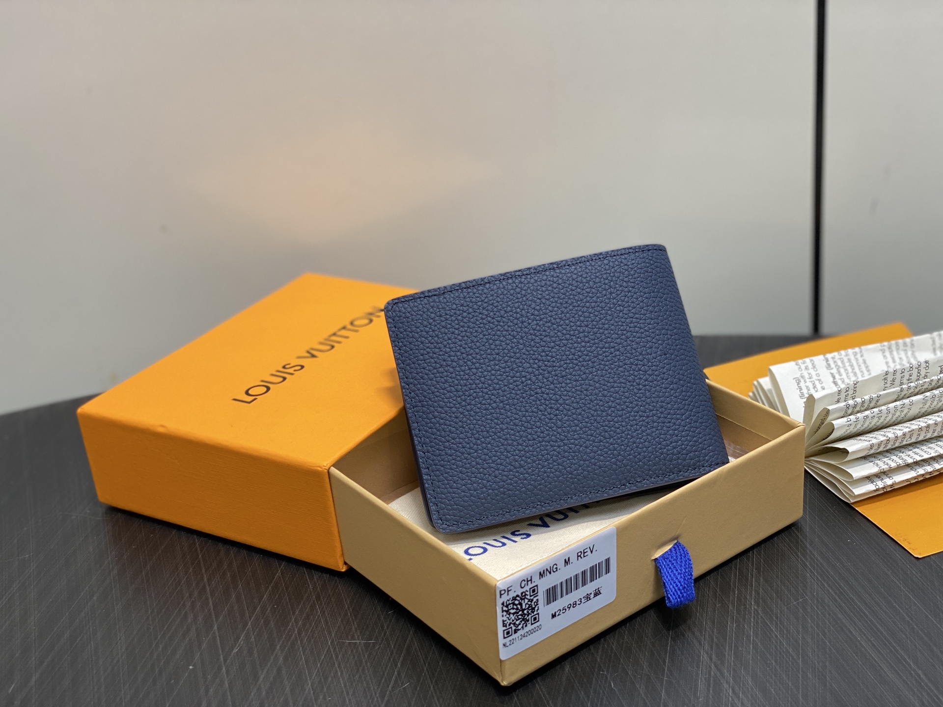 【顶级原单】M25983宝蓝 荔枝纹全皮短款西装夹 Multiple wallet 钱包 采用柔韧且耐用