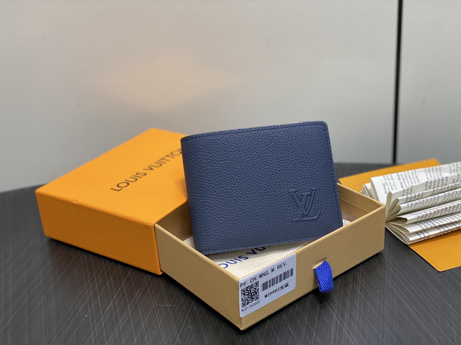 【顶级原单】M25983宝蓝 荔枝纹全皮短款西装夹 Multiple wallet 钱包 采用柔韧且耐用