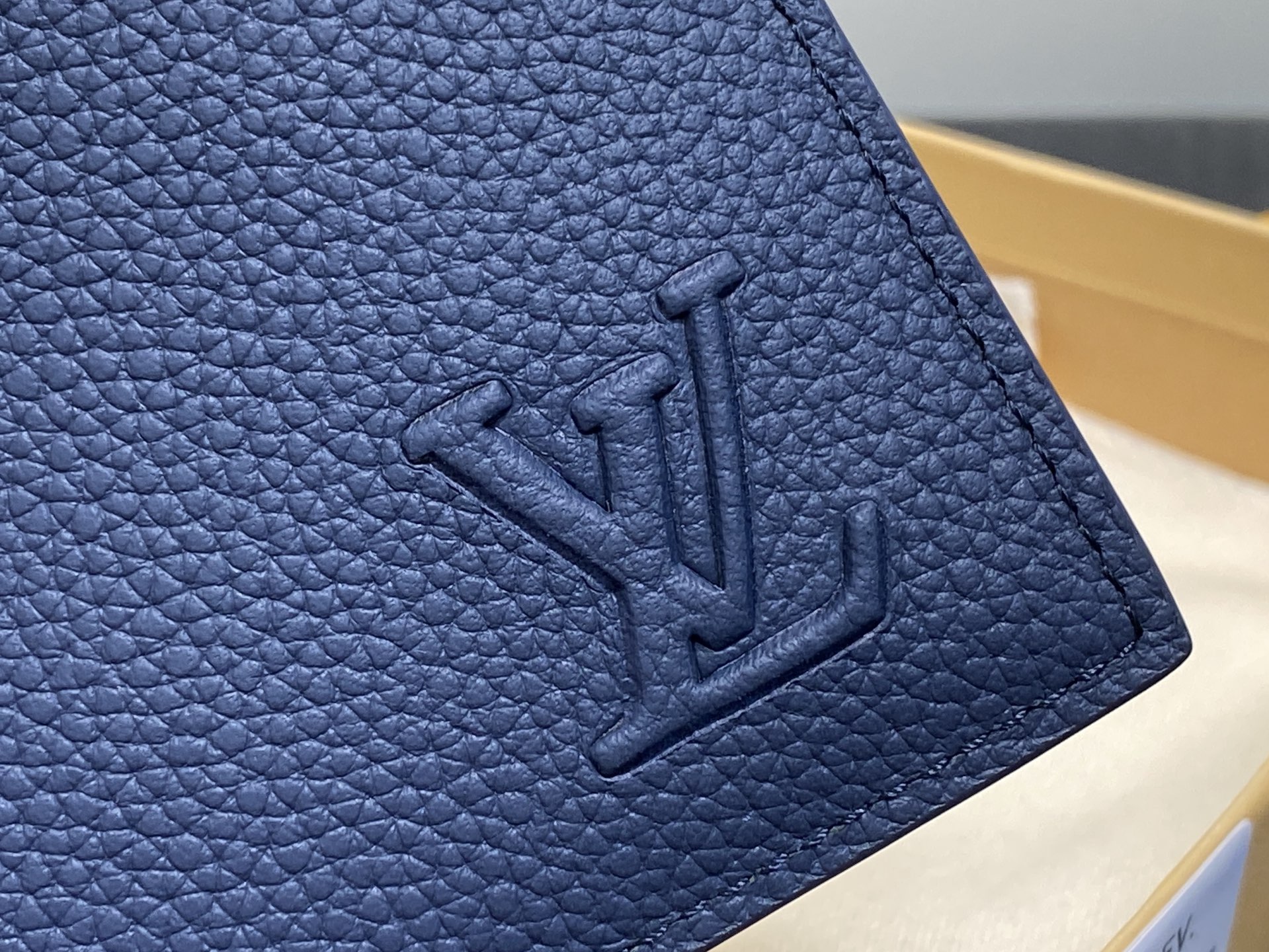 【顶级原单】M25982宝蓝 荔枝纹全皮短款西装夹 Multiple wallet 钱包 采用柔韧且耐用