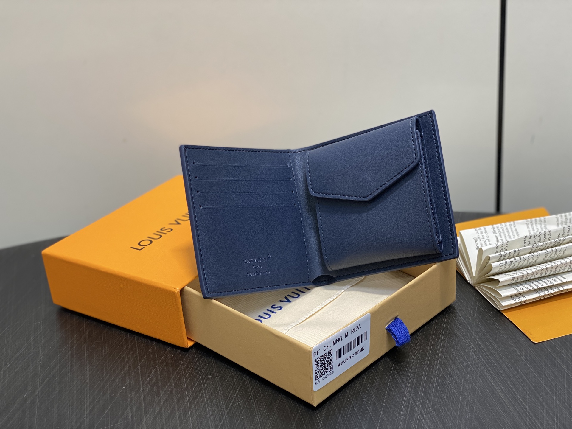 【顶级原单】M25982宝蓝 荔枝纹全皮短款西装夹 Multiple wallet 钱包 采用柔韧且耐用