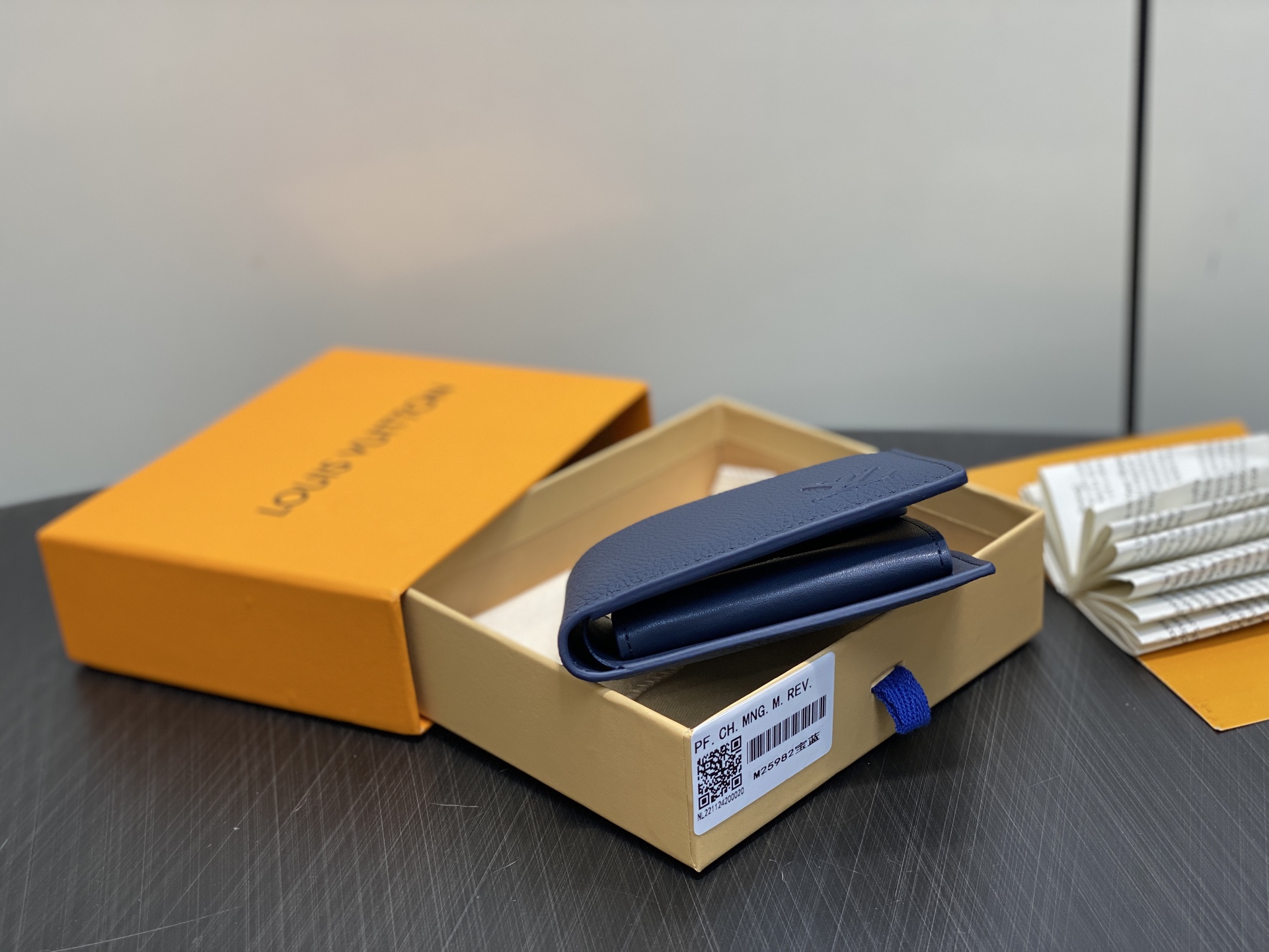 【顶级原单】M25982宝蓝 荔枝纹全皮短款西装夹 Multiple wallet 钱包 采用柔韧且耐用