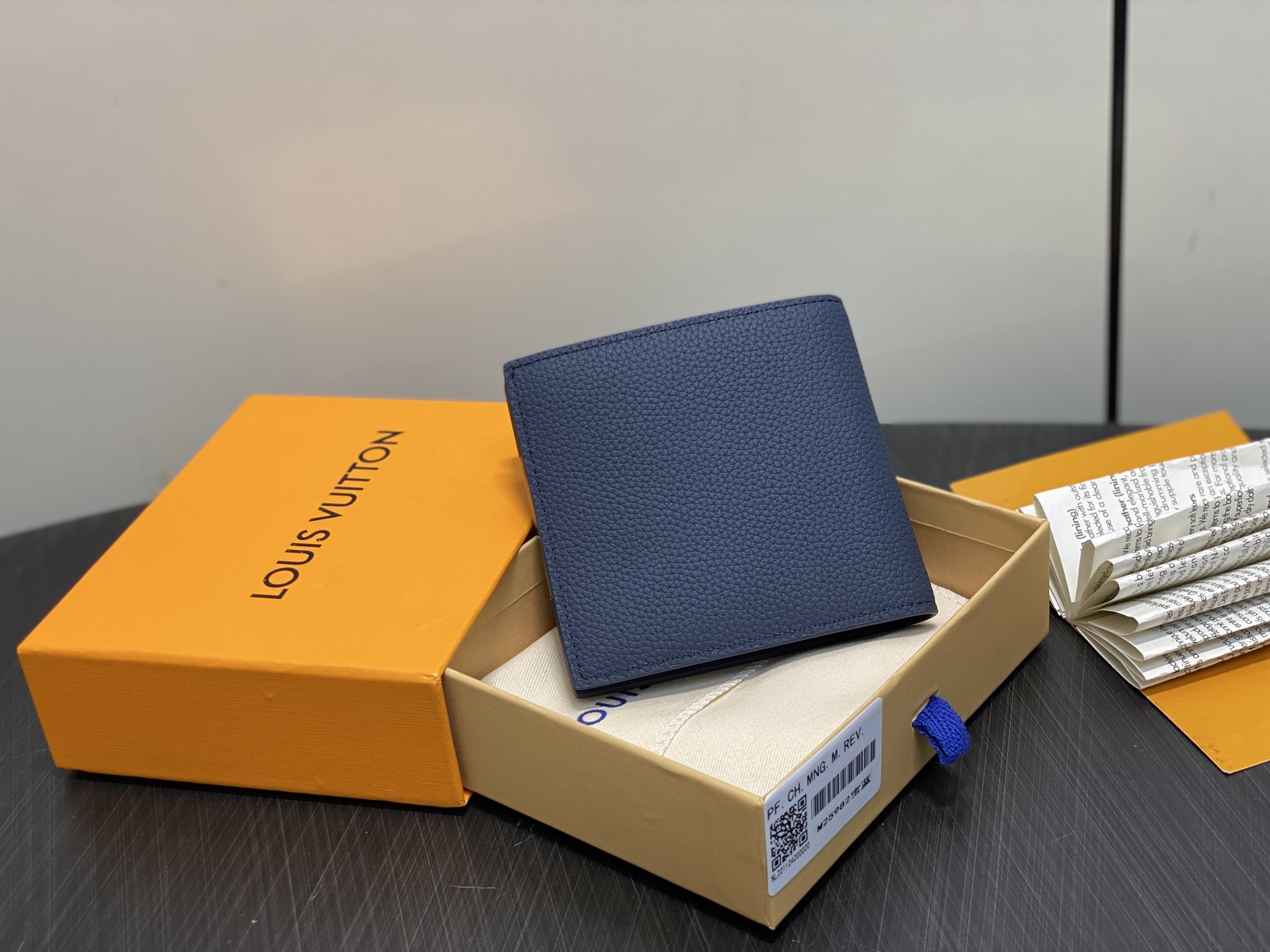 【顶级原单】M25982宝蓝 荔枝纹全皮短款西装夹 Multiple wallet 钱包 采用柔韧且耐用