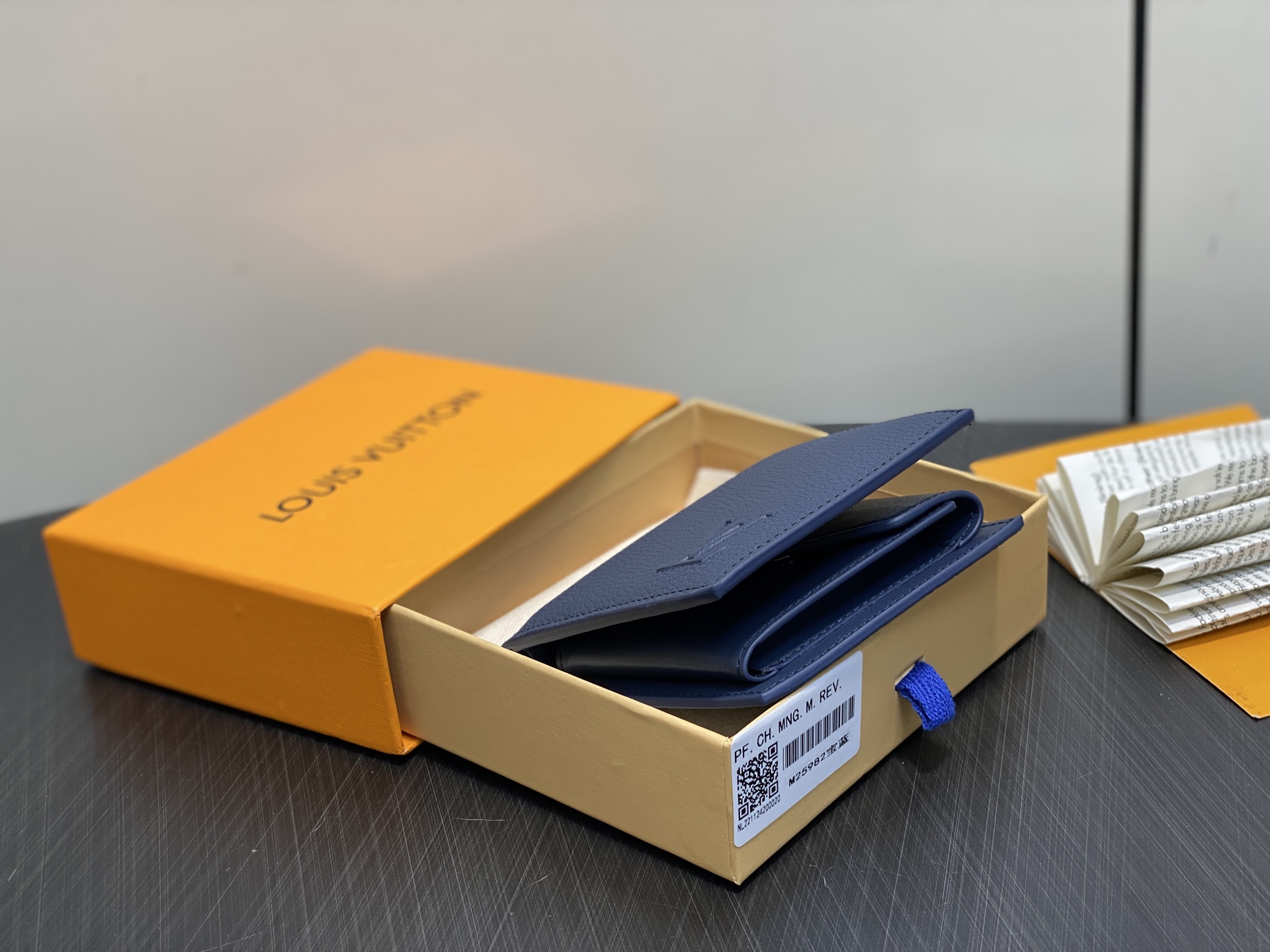 【顶级原单】M25982宝蓝 荔枝纹全皮短款西装夹 Multiple wallet 钱包 采用柔韧且耐用