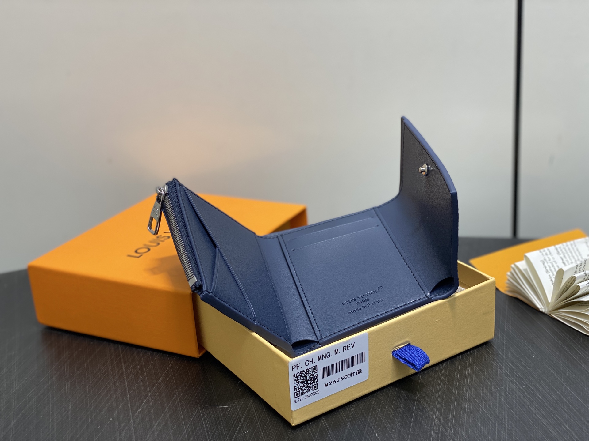 【顶级原单】M26250宝蓝 荔枝纹全皮三折钱包 Victor Wallet 钱包 这款优雅的Victo