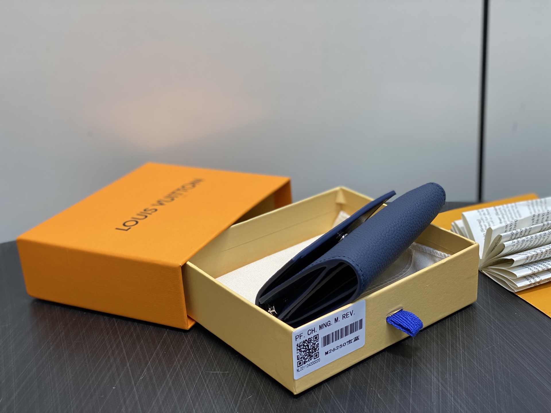 【顶级原单】M26250宝蓝 荔枝纹全皮三折钱包 Victor Wallet 钱包 这款优雅的Victo