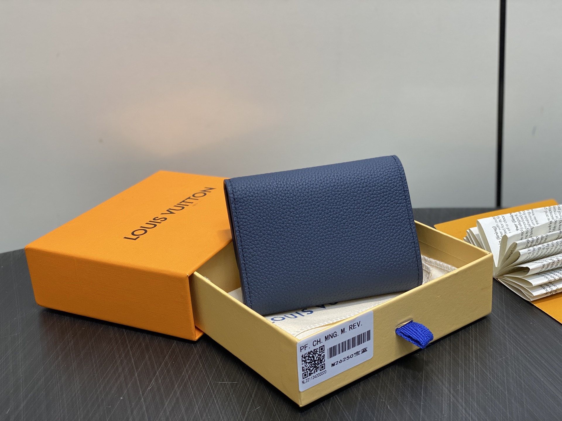 【顶级原单】M26250宝蓝 荔枝纹全皮三折钱包 Victor Wallet 钱包 这款优雅的Victo