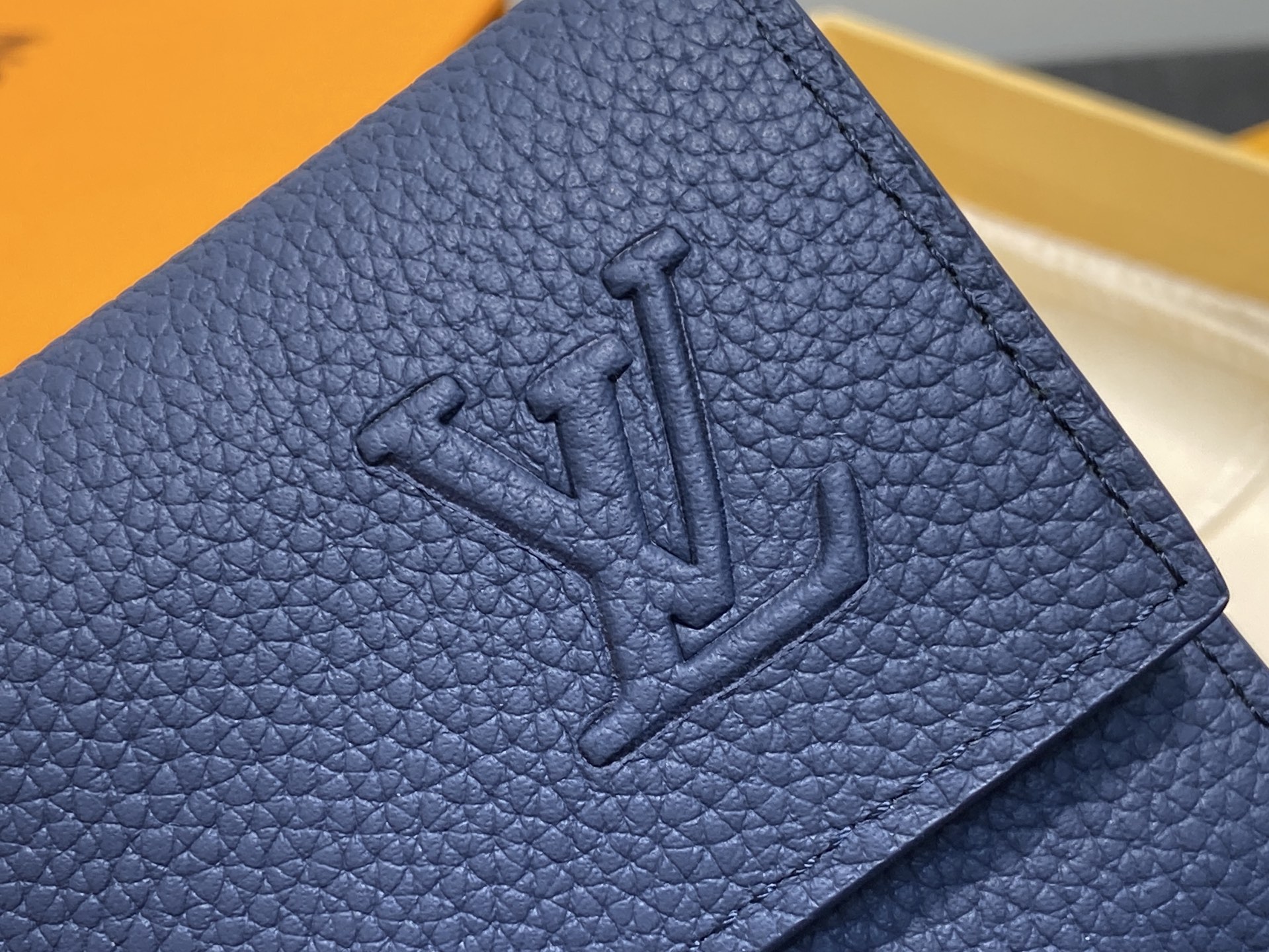 【顶级原单】M26250宝蓝 荔枝纹全皮三折钱包 Victor Wallet 钱包 这款优雅的Victo