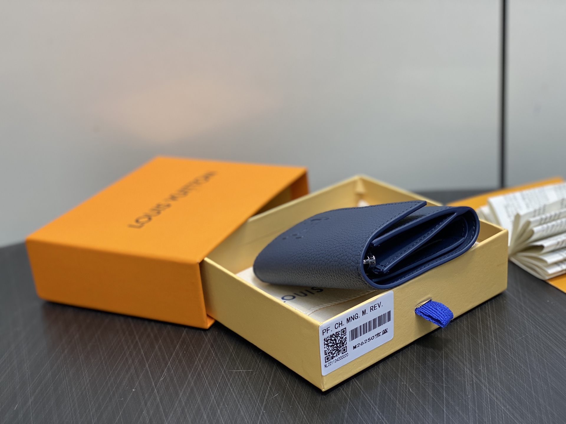 【顶级原单】M26250宝蓝 荔枝纹全皮三折钱包 Victor Wallet 钱包 这款优雅的Victo