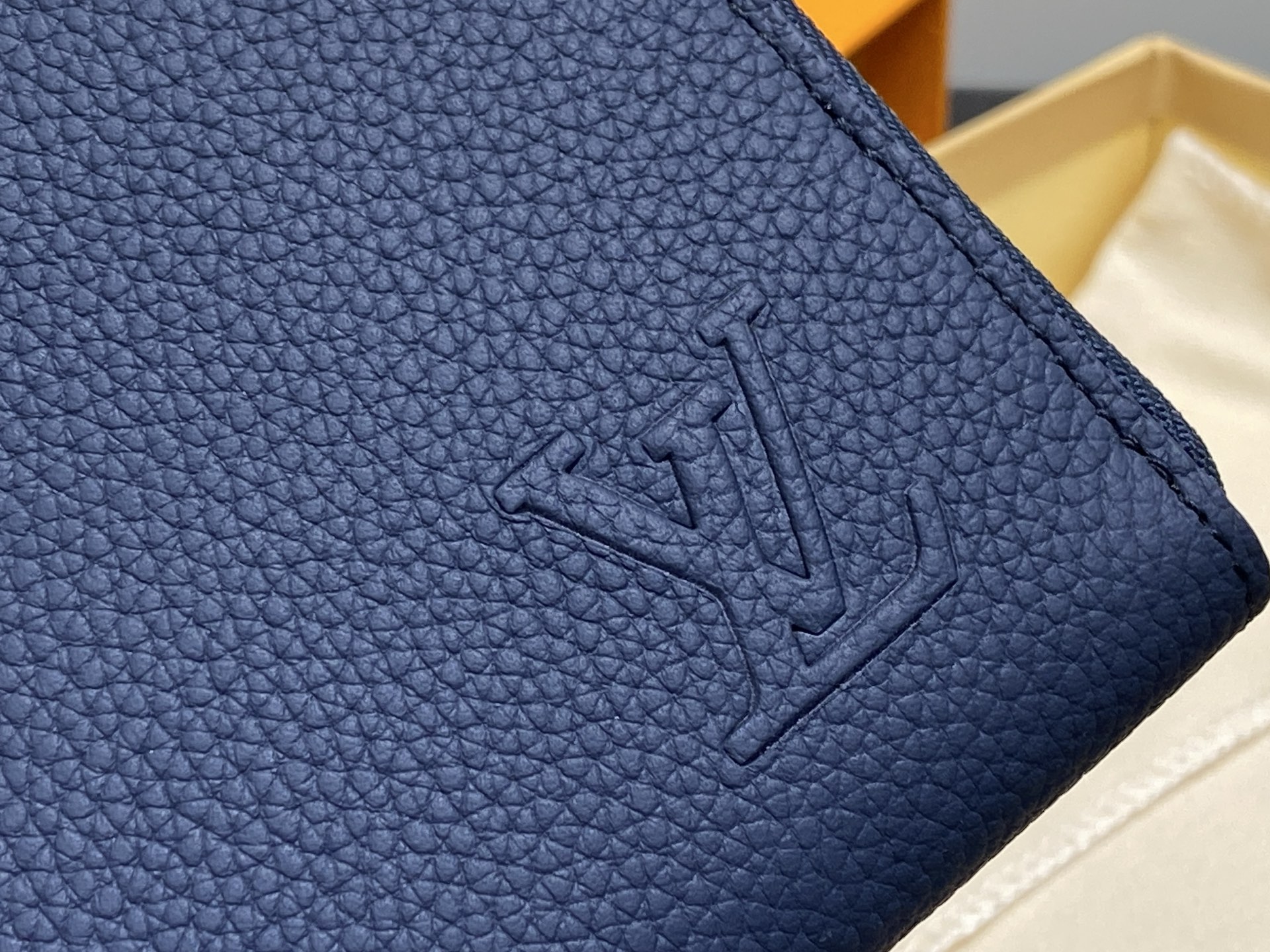 【顶级原单】M25959宝蓝 荔枝纹全皮单拉链钱包 Zippy 拉链钱夹 本款横向的Zippy 钱夹采用