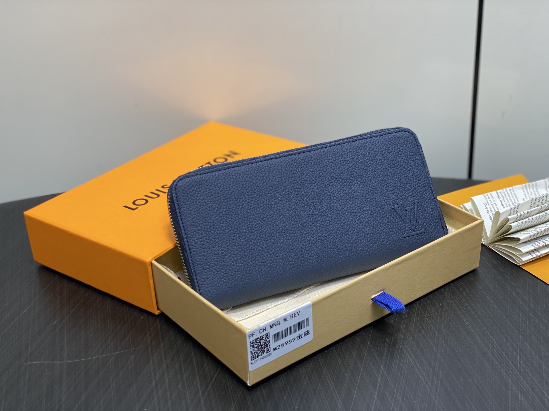 【顶级原单】M25959宝蓝 荔枝纹全皮单拉链钱包 Zippy 拉链钱夹 本款横向的Zippy 钱夹采用