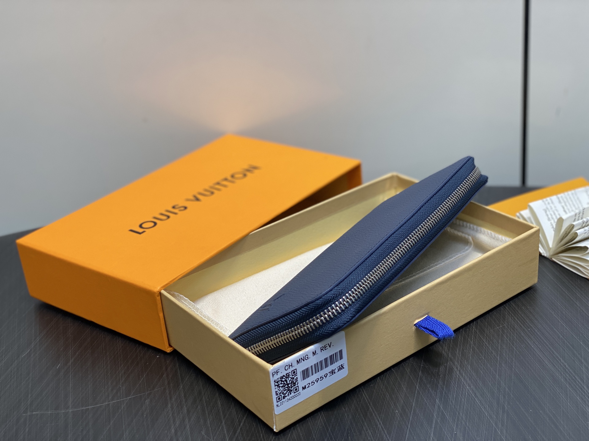 【顶级原单】M25959宝蓝 荔枝纹全皮单拉链钱包 Zippy 拉链钱夹 本款横向的Zippy 钱夹采用