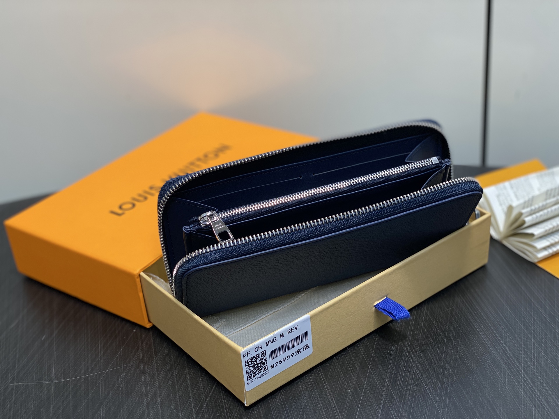 【顶级原单】M25959宝蓝 荔枝纹全皮单拉链钱包 Zippy 拉链钱夹 本款横向的Zippy 钱夹采用