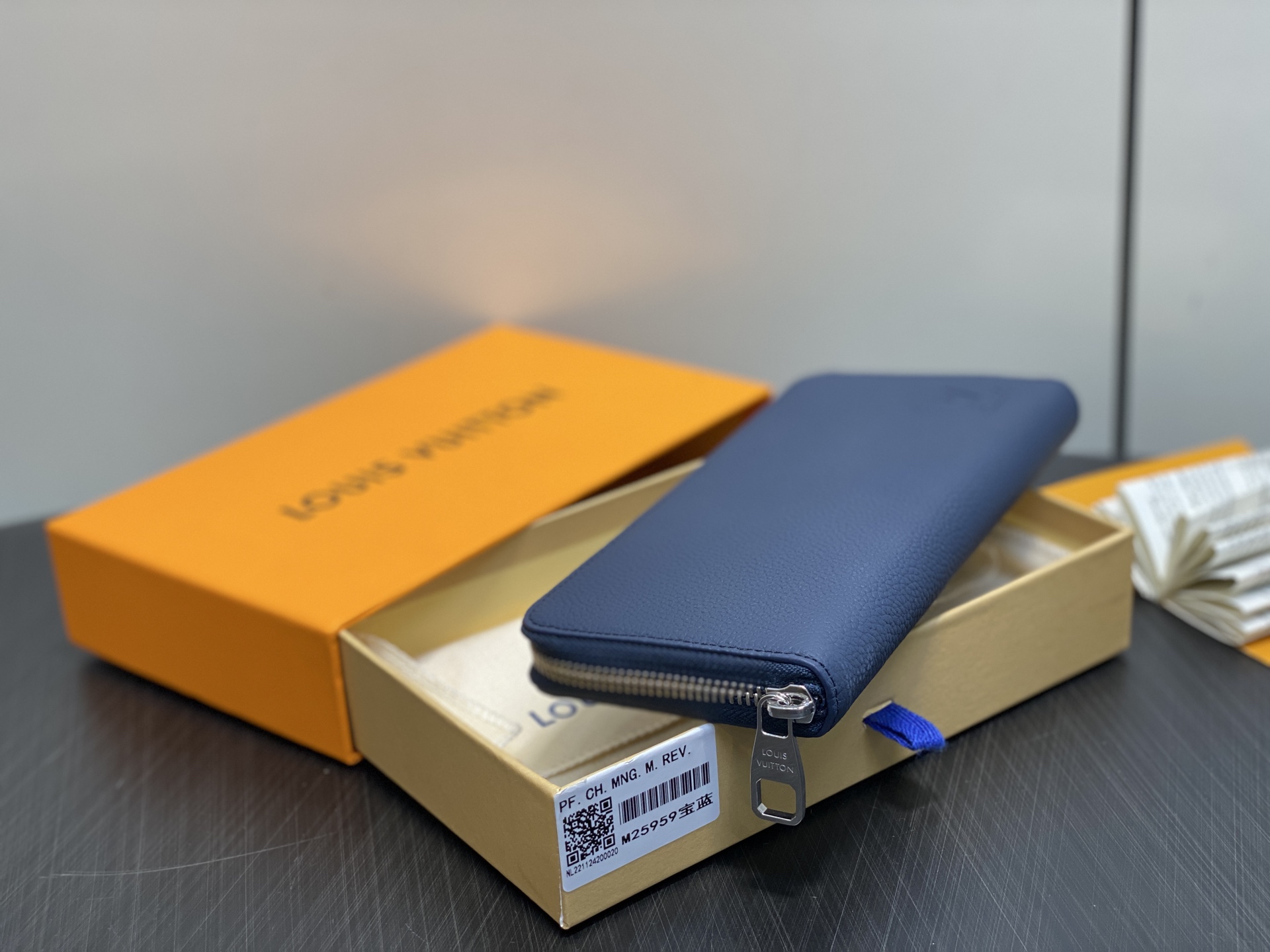 【顶级原单】M25959宝蓝 荔枝纹全皮单拉链钱包 Zippy 拉链钱夹 本款横向的Zippy 钱夹采用