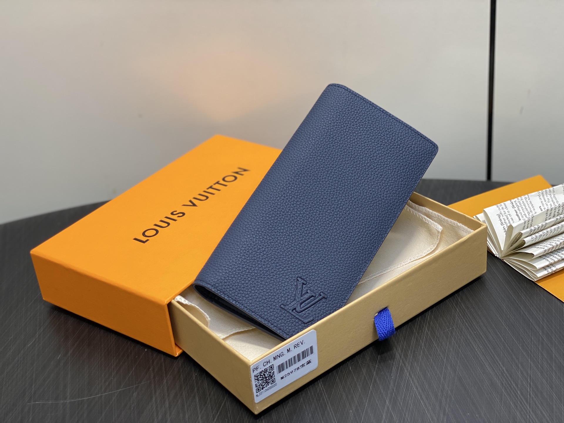 【顶级原单】M25978宝蓝 荔枝纹全皮长款西装夹钱包 Brazza 西装钱夹 以经典的黑色高级米莱吉姆