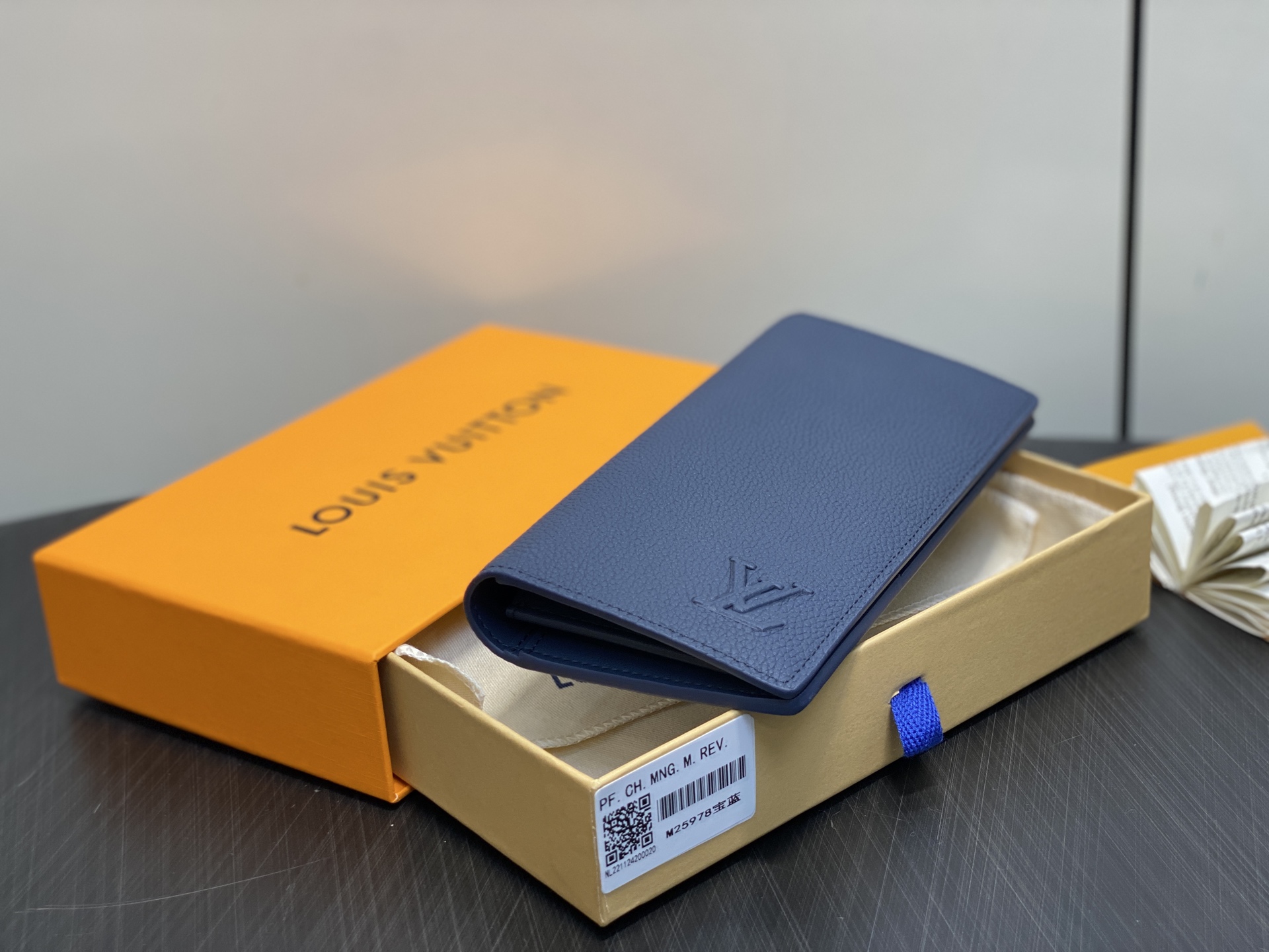 【顶级原单】M25978宝蓝 荔枝纹全皮长款西装夹钱包 Brazza 西装钱夹 以经典的黑色高级米莱吉姆