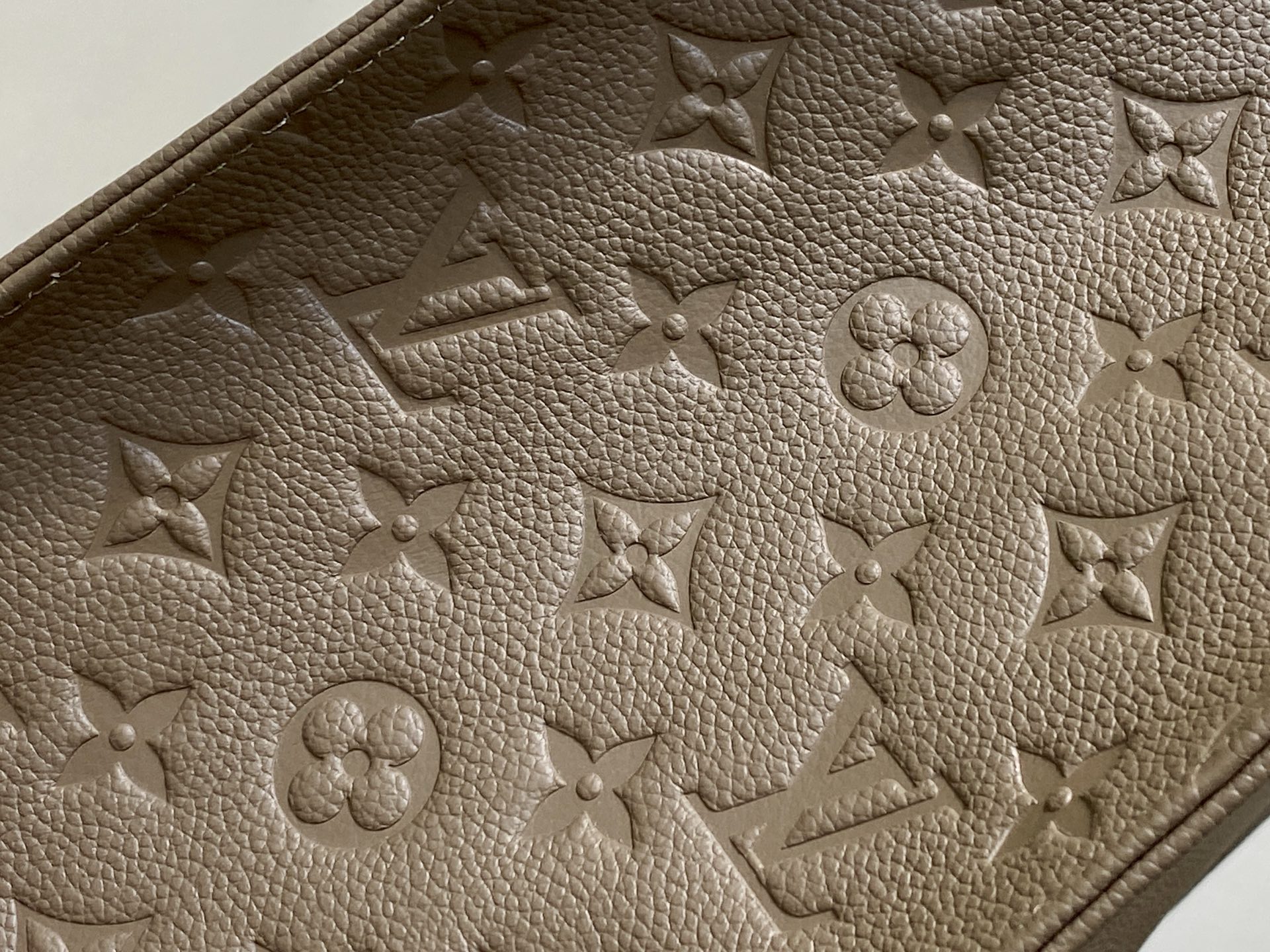 【顶级原单】M45595卡其绿 全皮压花四方包 ONTHEGO 中号手袋 M45495 本款 OnThe