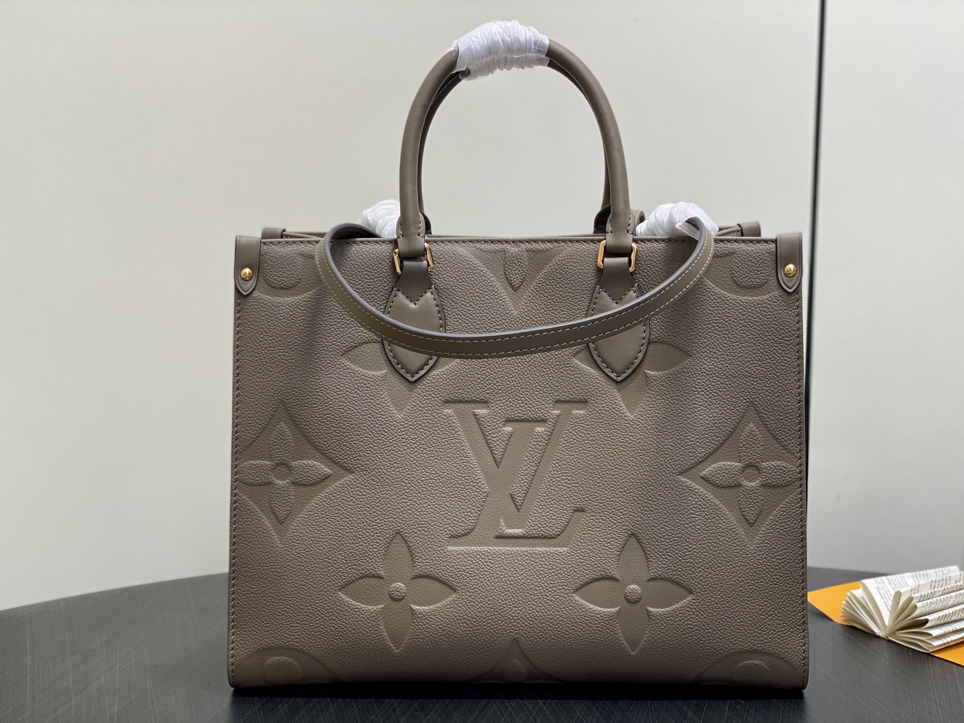 【顶级原单】M45595卡其绿 全皮压花四方包 ONTHEGO 中号手袋 M45495 本款 OnThe