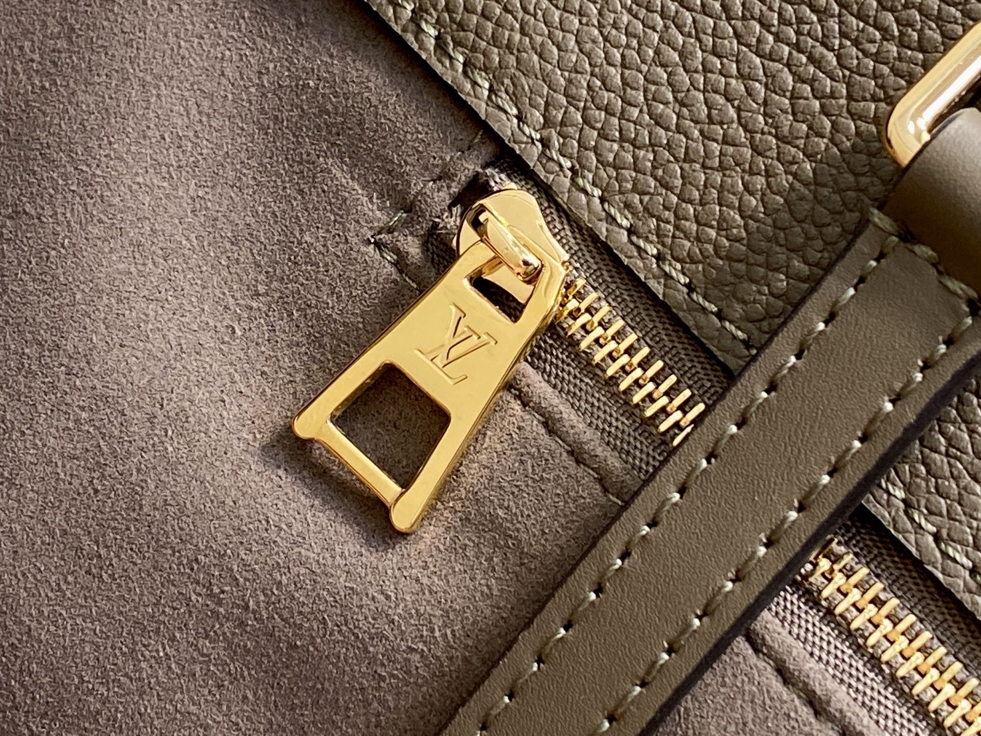 【顶级原单】M45595卡其绿 全皮压花四方包 ONTHEGO 中号手袋 M45495 本款 OnThe