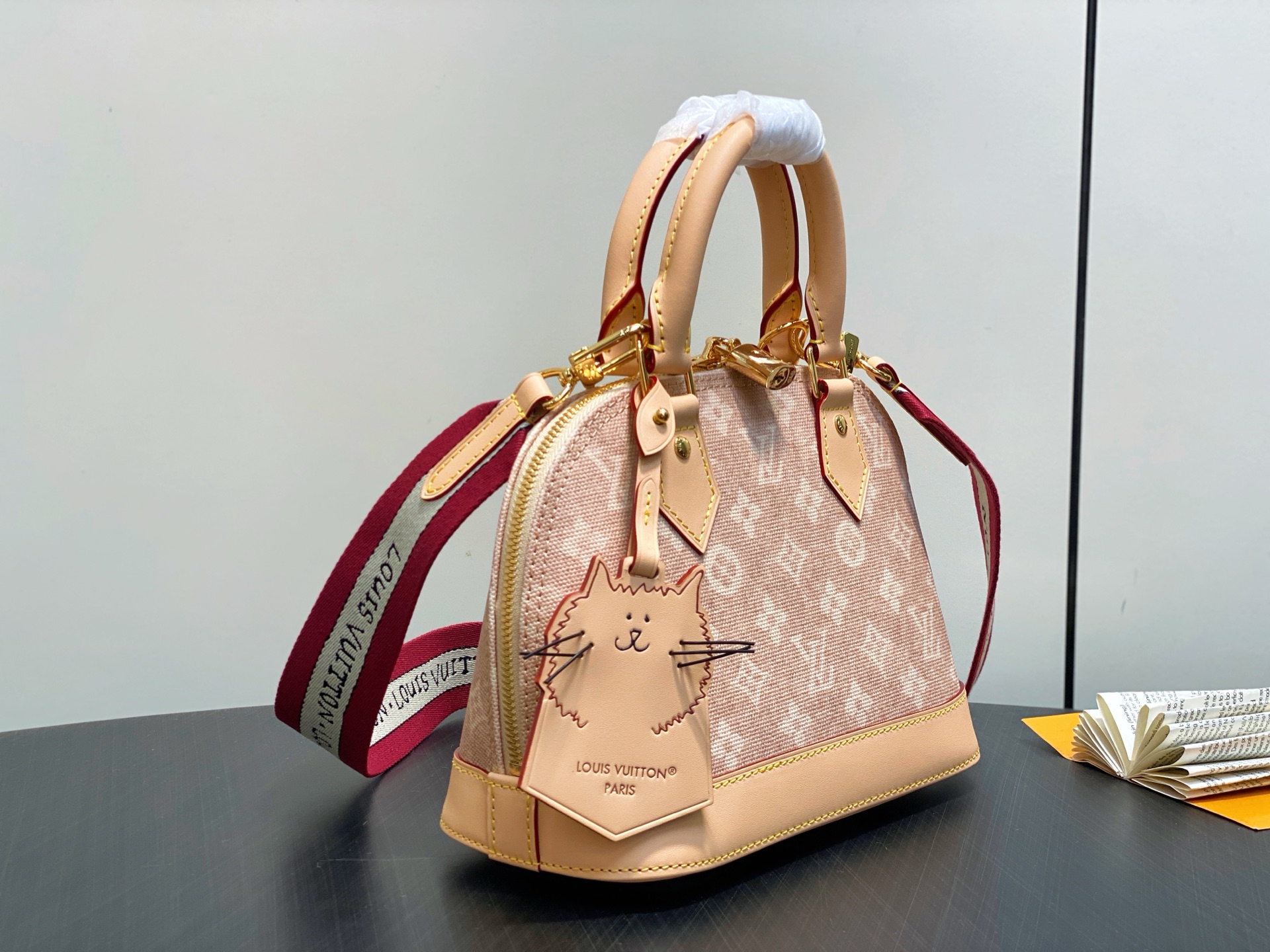 【顶级原单】M25728猫咪 小号贝壳包 本款 Alma BB 手袋 出自路易威登与 Grace Cod