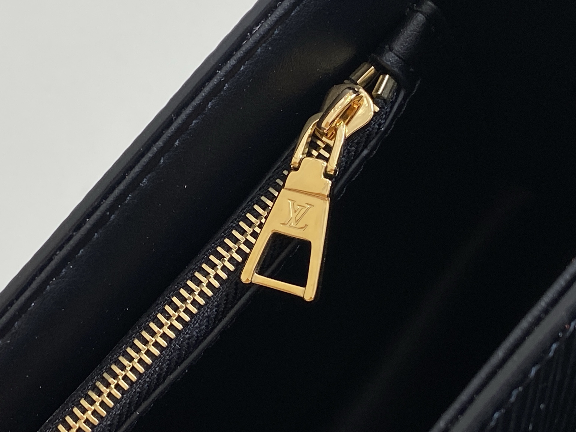 【顶级原单】M12506黑色 水波纹Twist TWIST 中号手袋 本款 Twist 中号手袋采用 E