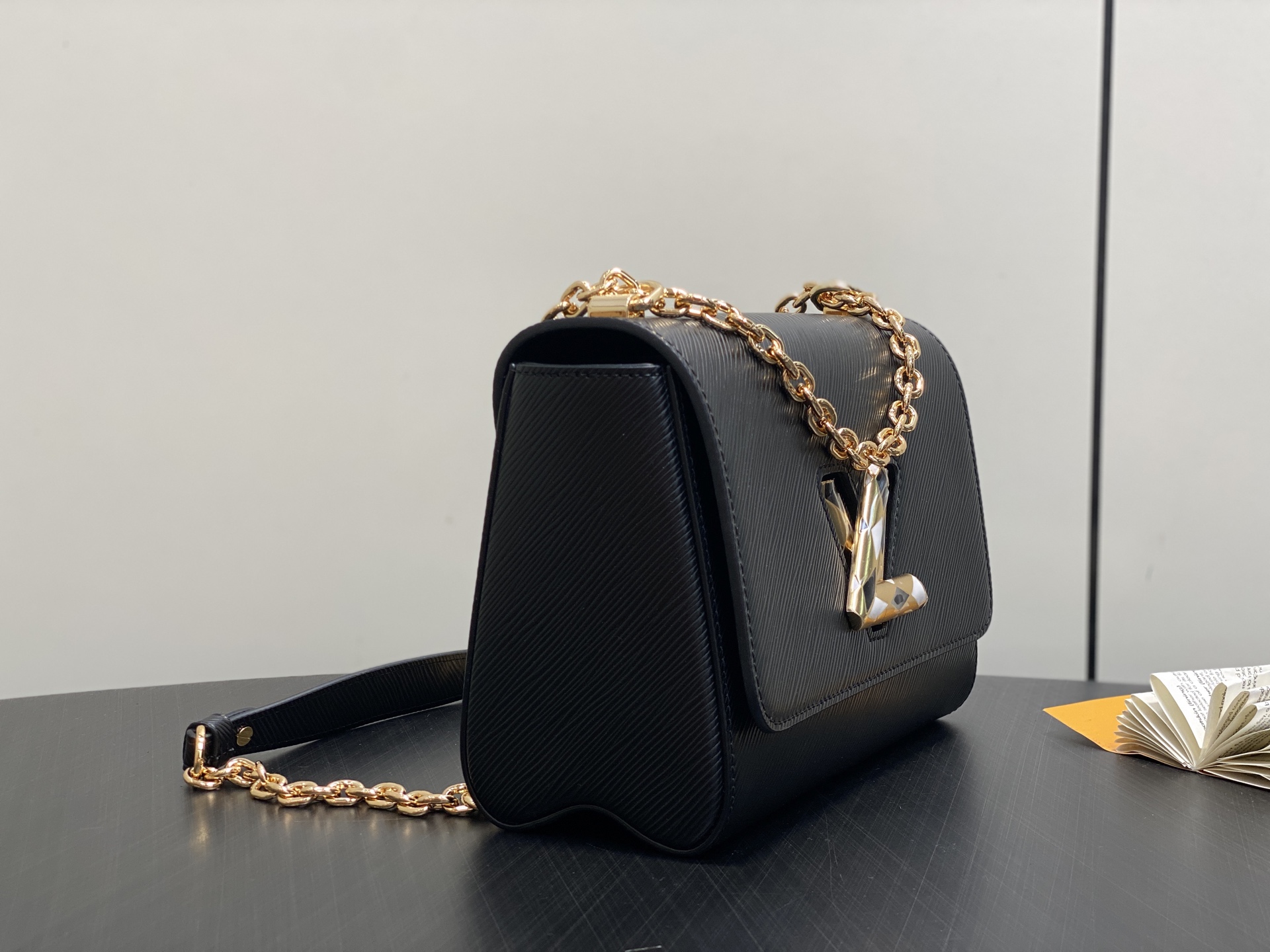 【顶级原单】M12506黑色 水波纹Twist TWIST 中号手袋 本款 Twist 中号手袋采用 E